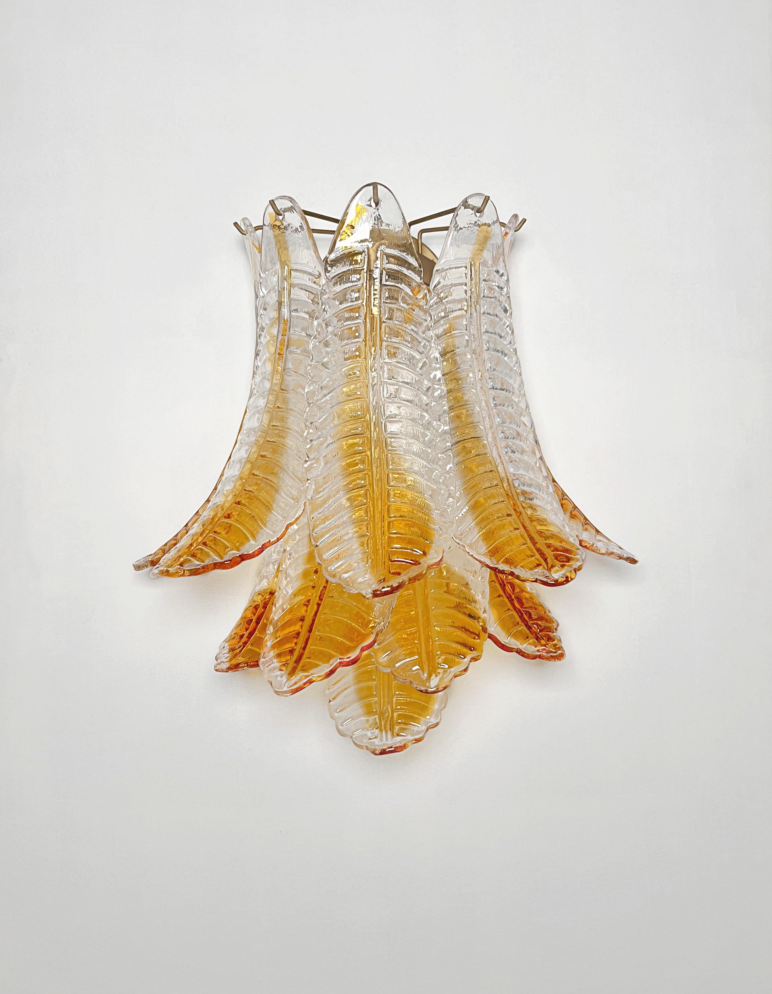 Fantástico par de apliques de Murano vintage hecho por 10 Murano ámbar Felci de seis niveles para cada aplique en un marco de metal pintado de oro. Los cristales de esta lámpara son auténticas obras de arte.
Periodo:finales del siglo XX