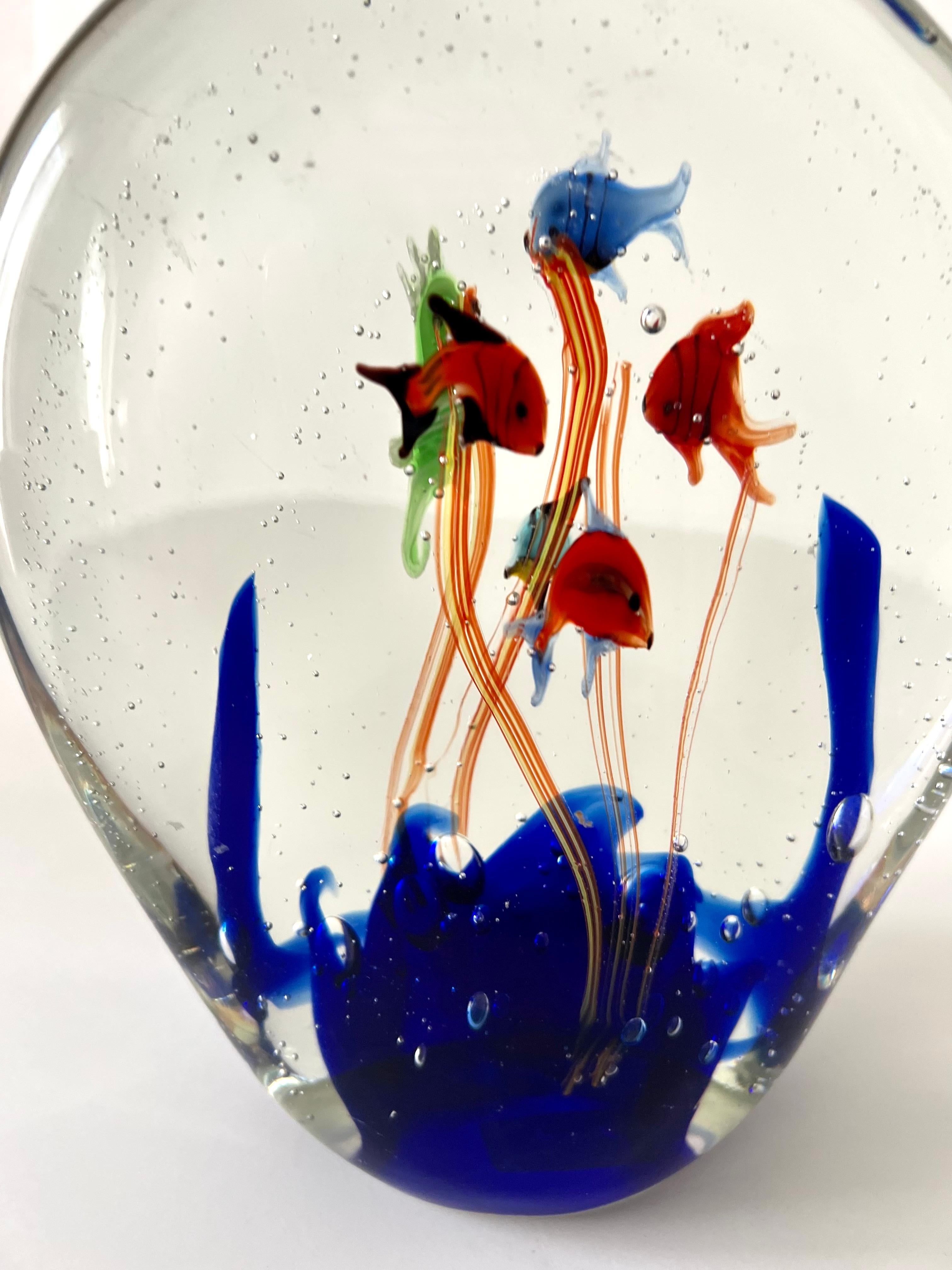 Italienisches Murano-Aquarium-Briefgewicht mit Fisch- und Meerespflanzgefäßen-Blasenblasen aus Muranoglas im Zustand „Gut“ im Angebot in Los Angeles, CA