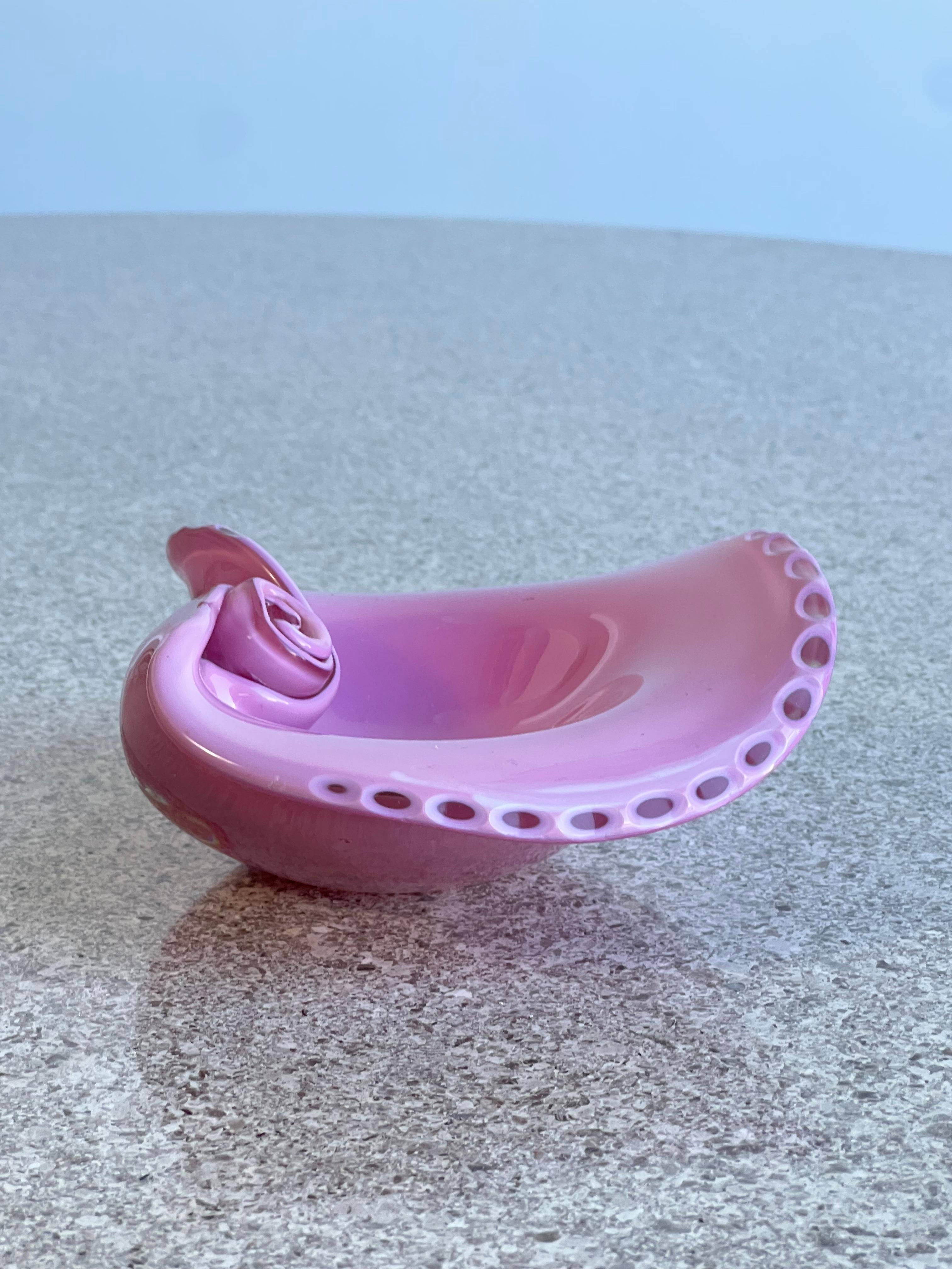 Cenicero italiano de cristal de Murano rosa de los años 60.
Cenicero de Murano con forma de flor de rosa en rosa brillante.

