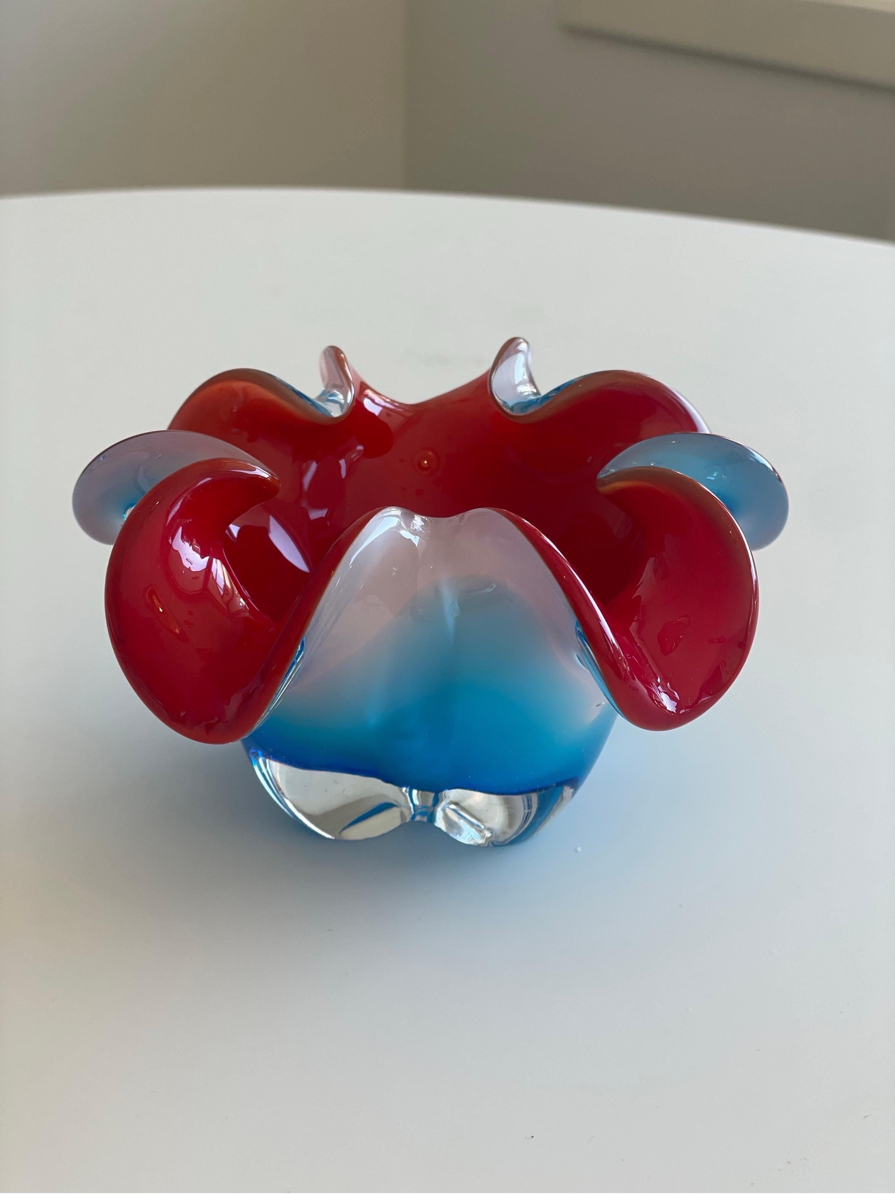 Cuenco o cenicero de cristal de Murano en rojo, azul y blanco.