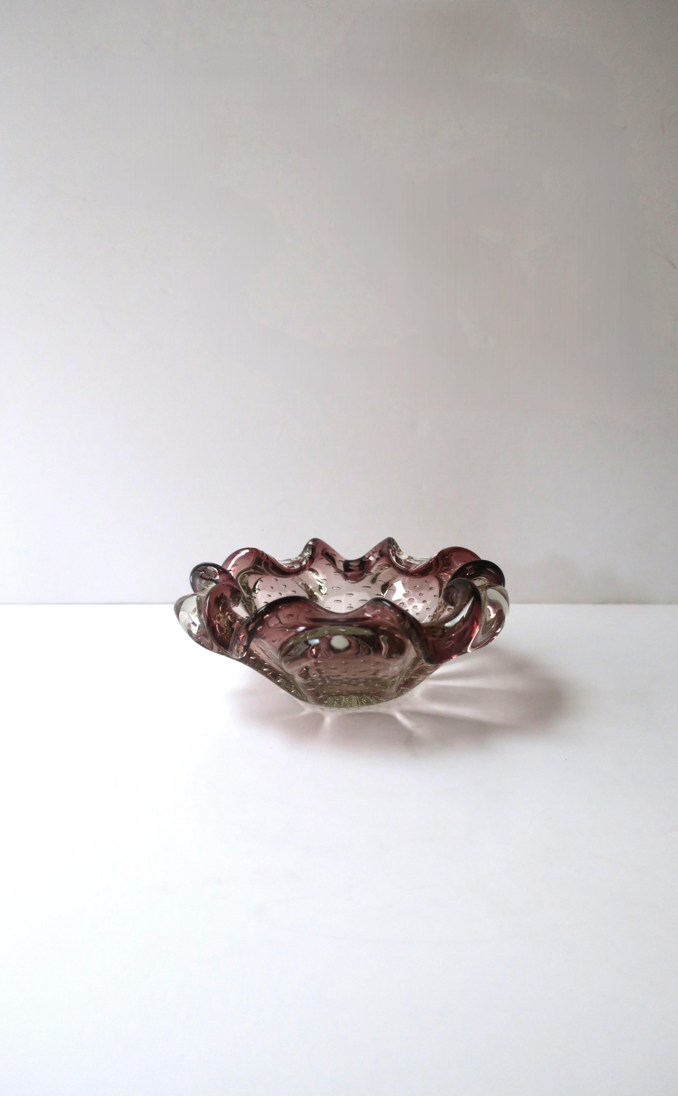 Mid-Century Modern Italian Murano Art Glass Bowl in the style of Seguso For Sale