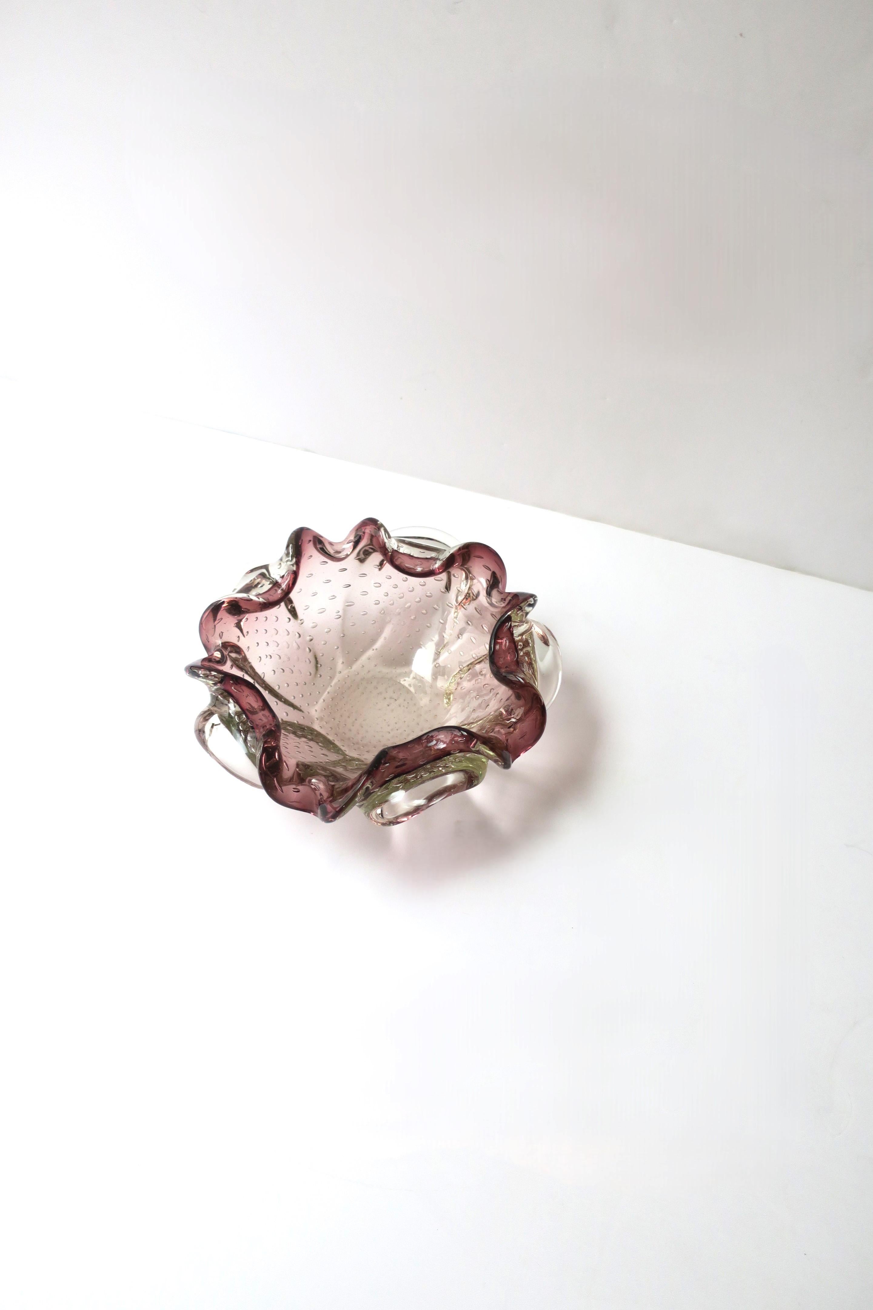 Hand-Crafted Italian Murano Art Glass Bowl in the style of Seguso For Sale