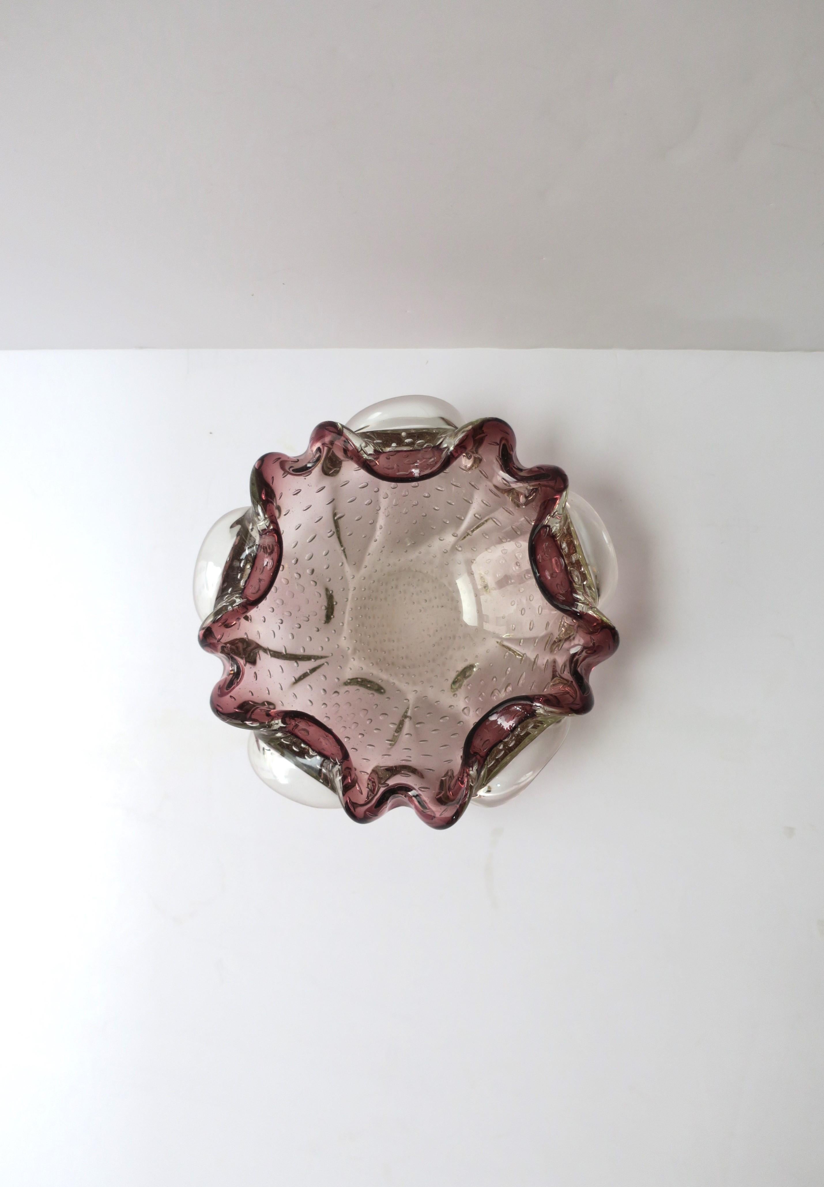 Italian Murano Art Glass Bowl in the style of Seguso For Sale 2