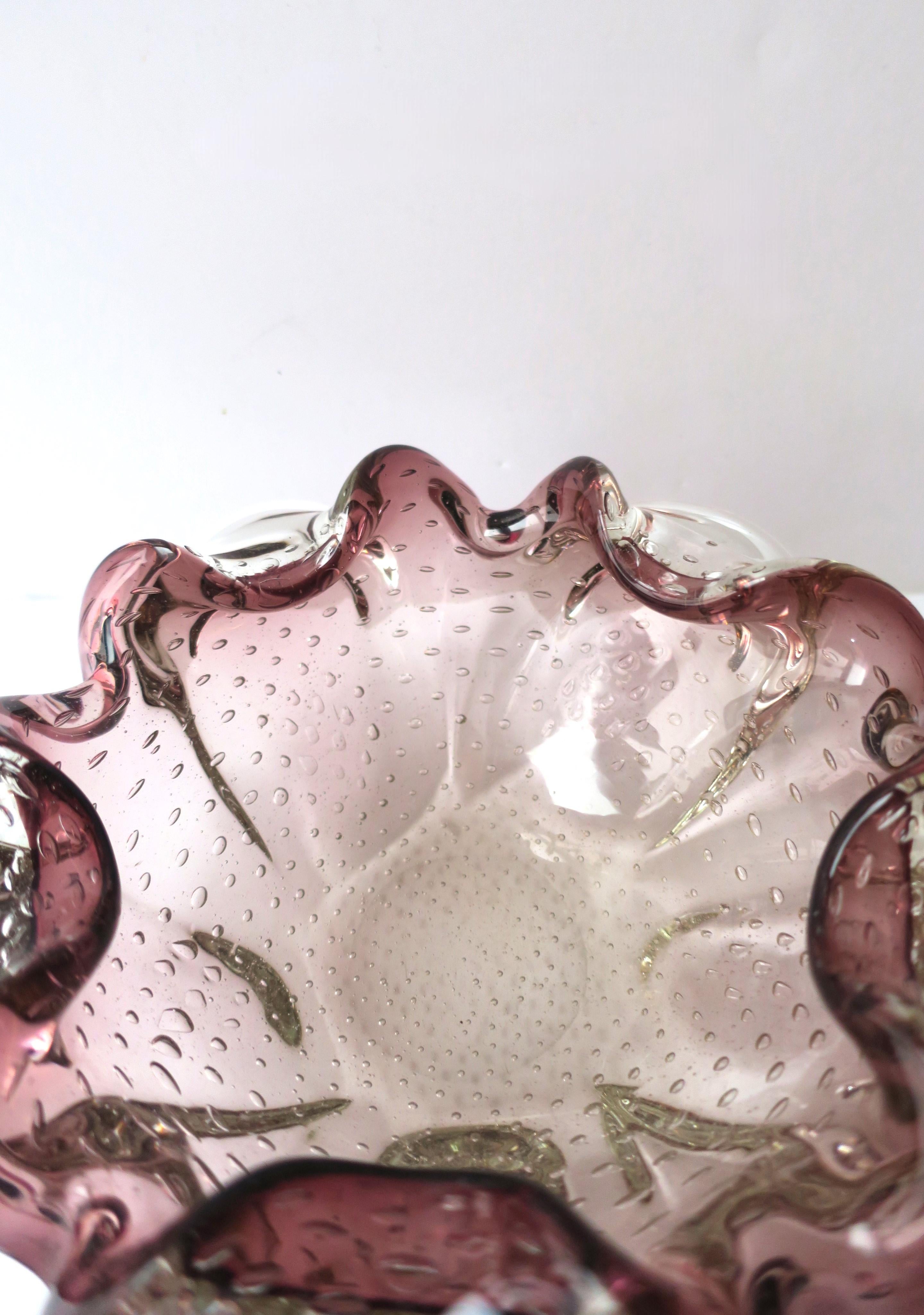 Italian Murano Art Glass Bowl in the style of Seguso For Sale 3