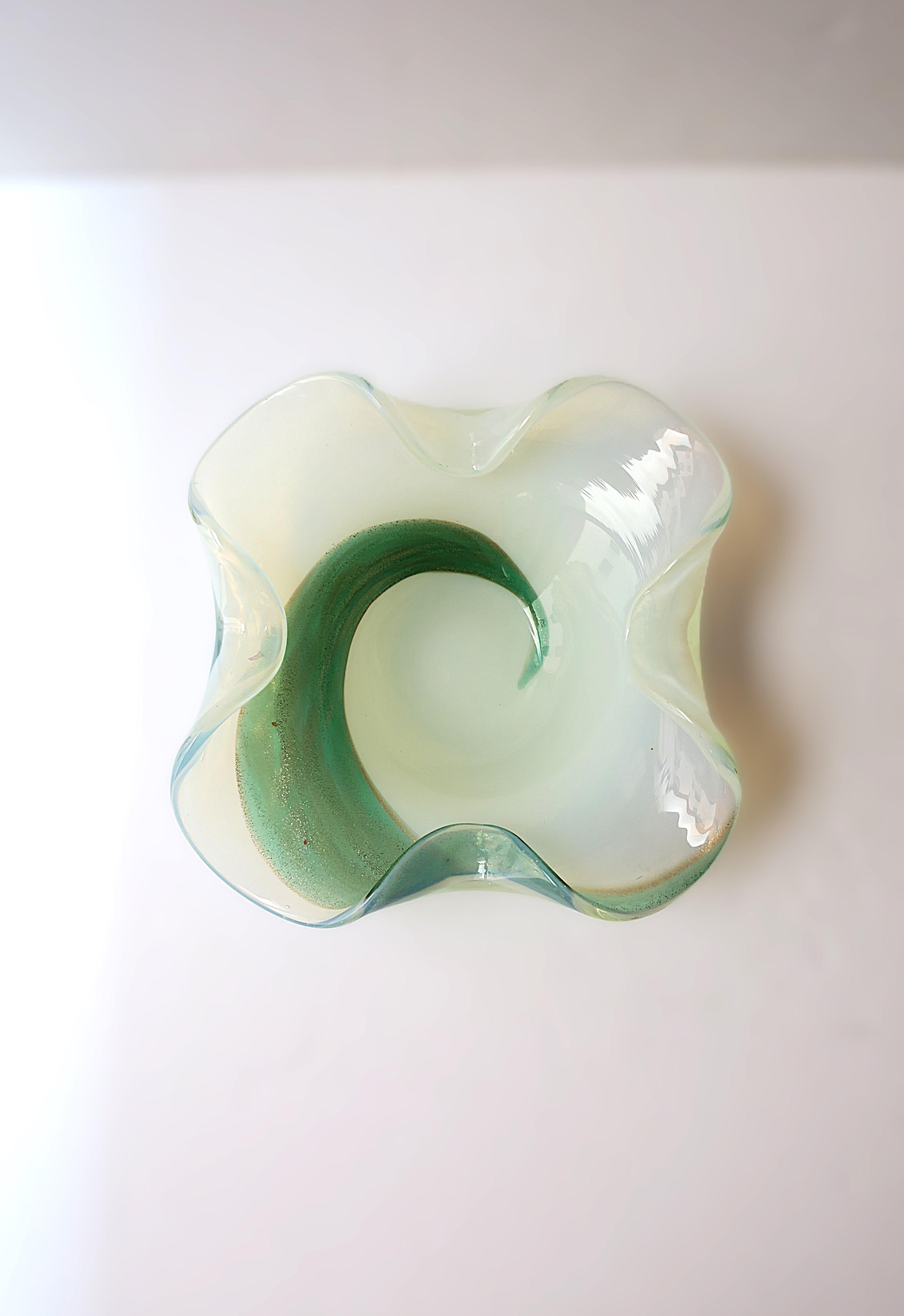 Eine schöne italienische Murano-Kunstglasschale, Midcentury Modern Organic Modern Design, Angelo Seguso zugeschrieben, ca. Mitte des 20. Jahrhunderts, Italien. Eine schöne weiße opaline Murano-Kunstglasschale mit einem einzelnen grünen Blattmotiv,
