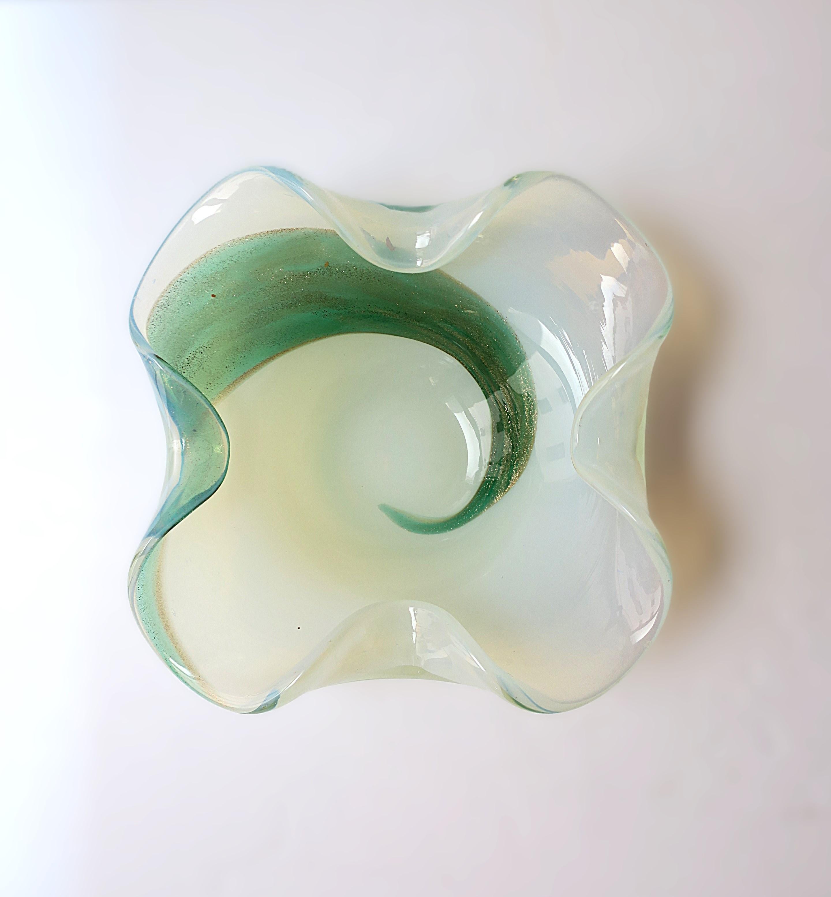 Italienische Schale aus Murano-Kunstglas im Seguso-Stil (Moderne der Mitte des Jahrhunderts) im Angebot