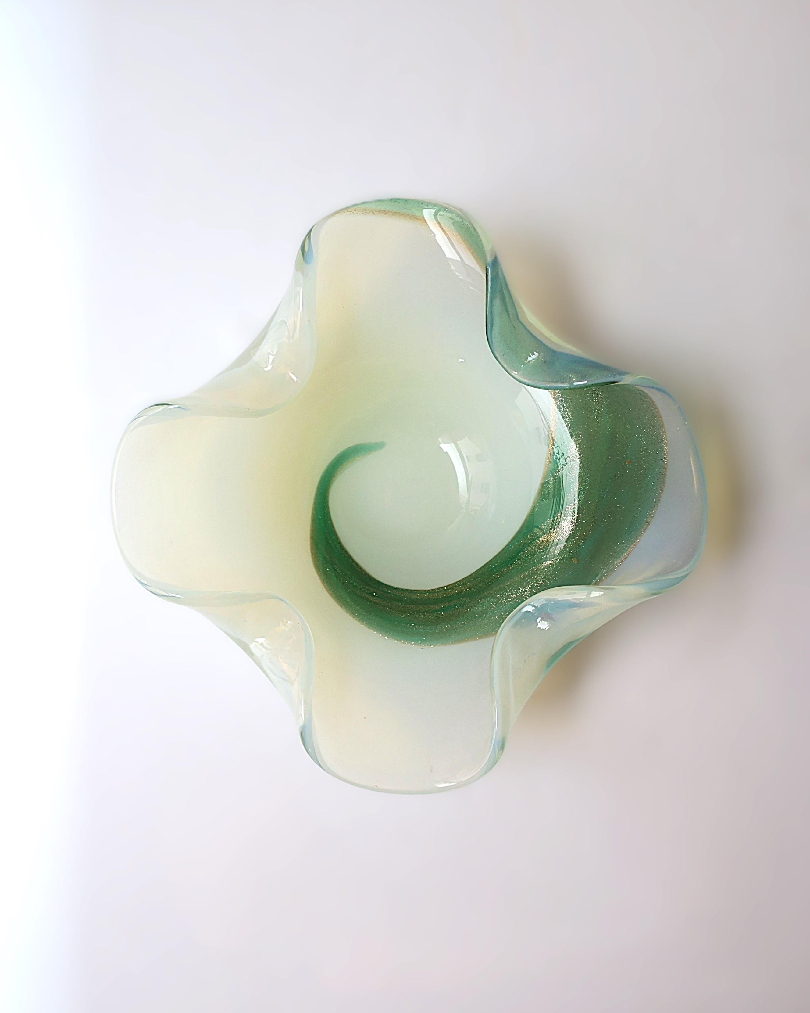 Italienische Schale aus Murano-Kunstglas im Seguso-Stil (Handgefertigt) im Angebot