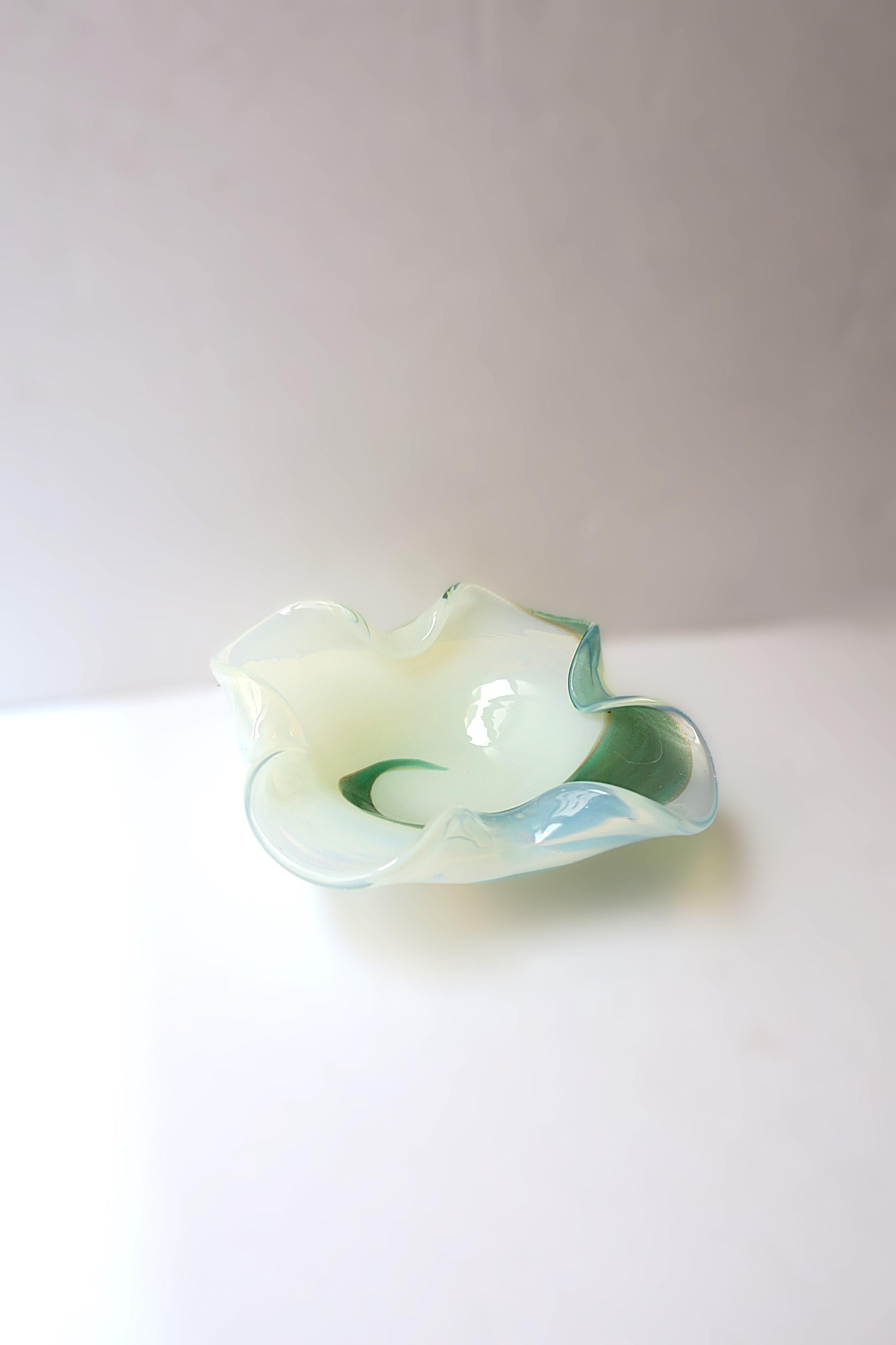 Italienische Schale aus Murano-Kunstglas im Seguso-Stil (Glaskunst) im Angebot