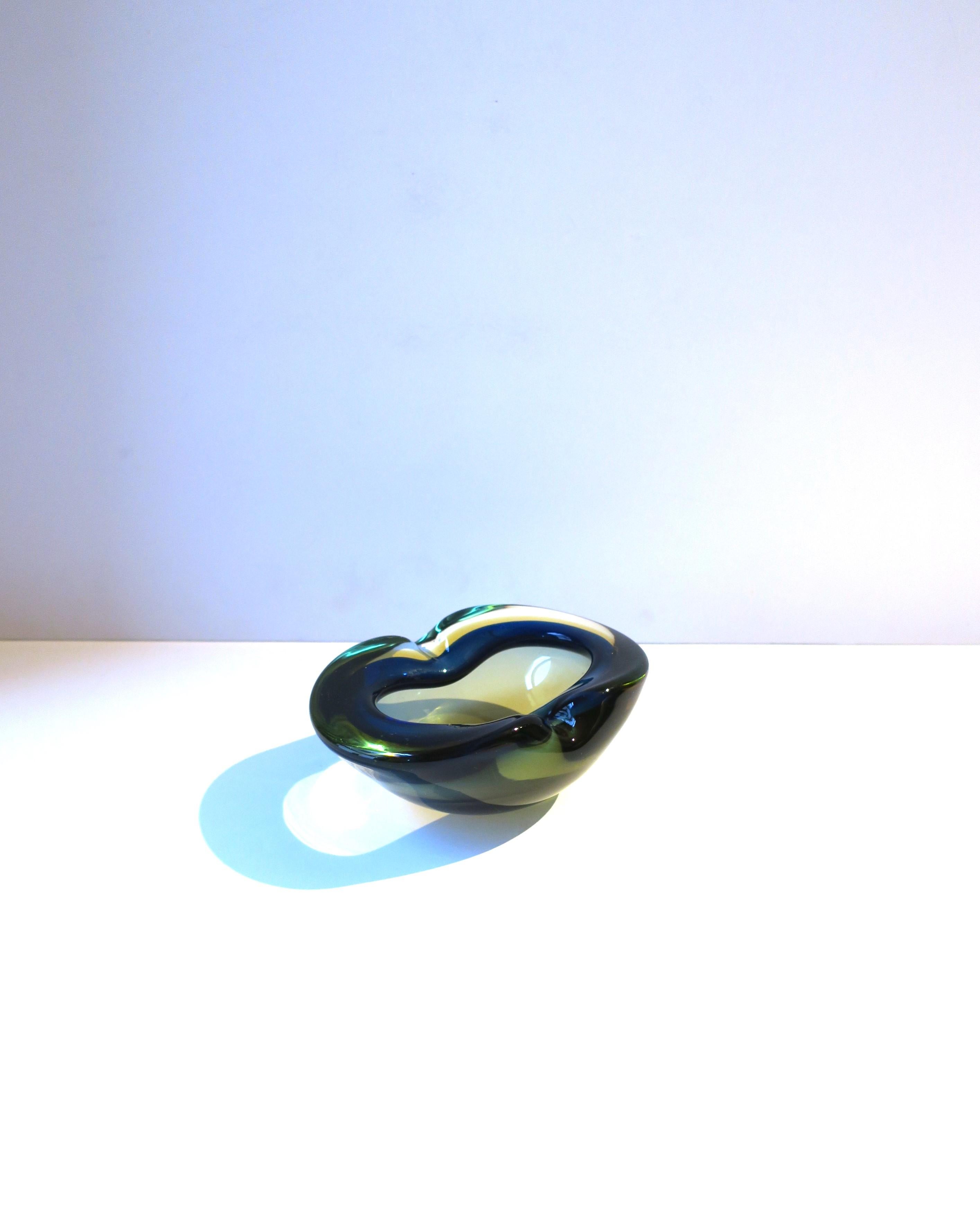 Mid-Century Modern Italian Murano Art Glass Bowl Sommerso Barbini Style