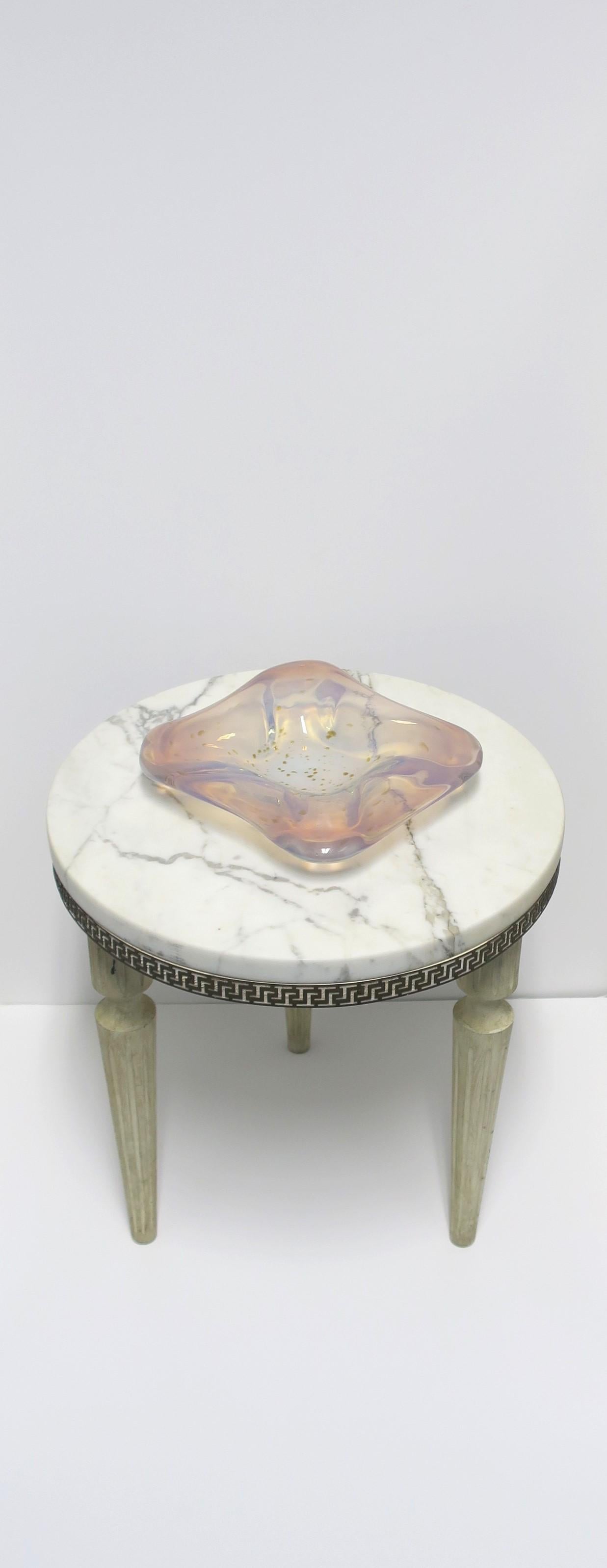 Bol d'art italien en verre de Murano opalin blanc, rose et gouttes d'or chatoyantes en vente 3