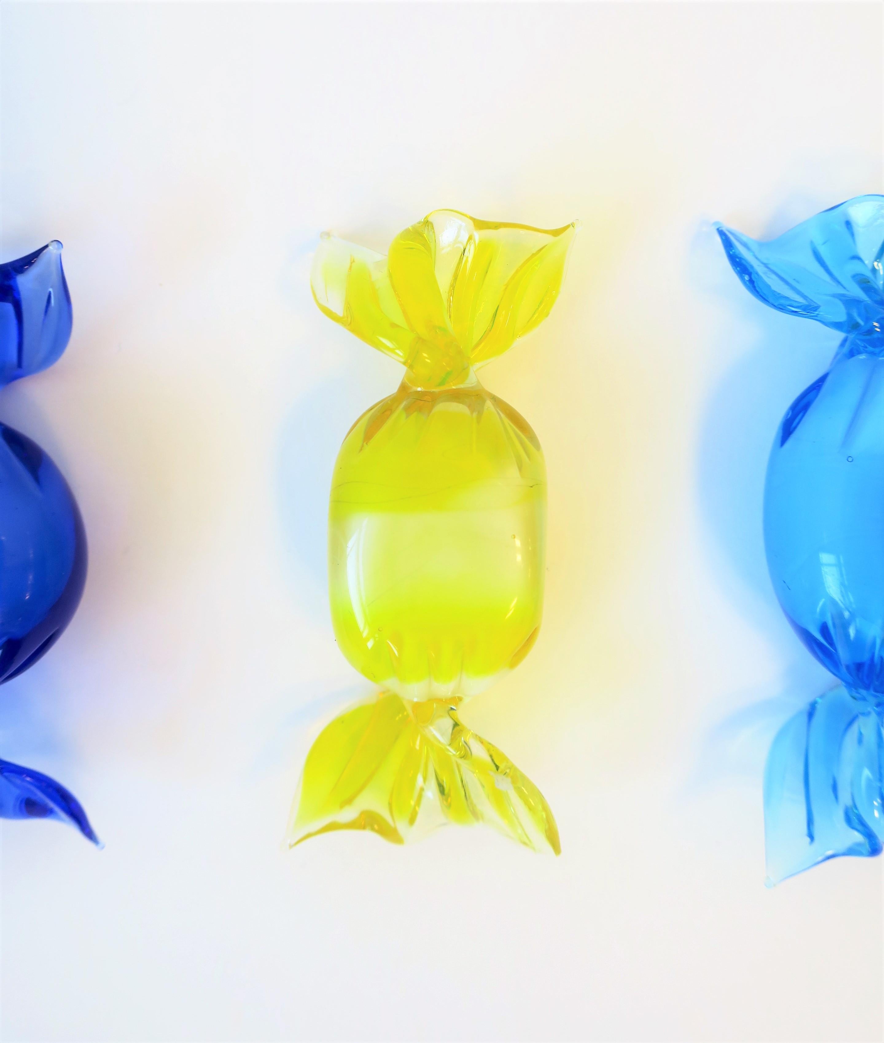20ième siècle Pièces à bonbons italiennes en verre de Murano bleu, jaune et vert, lot de 4 en vente