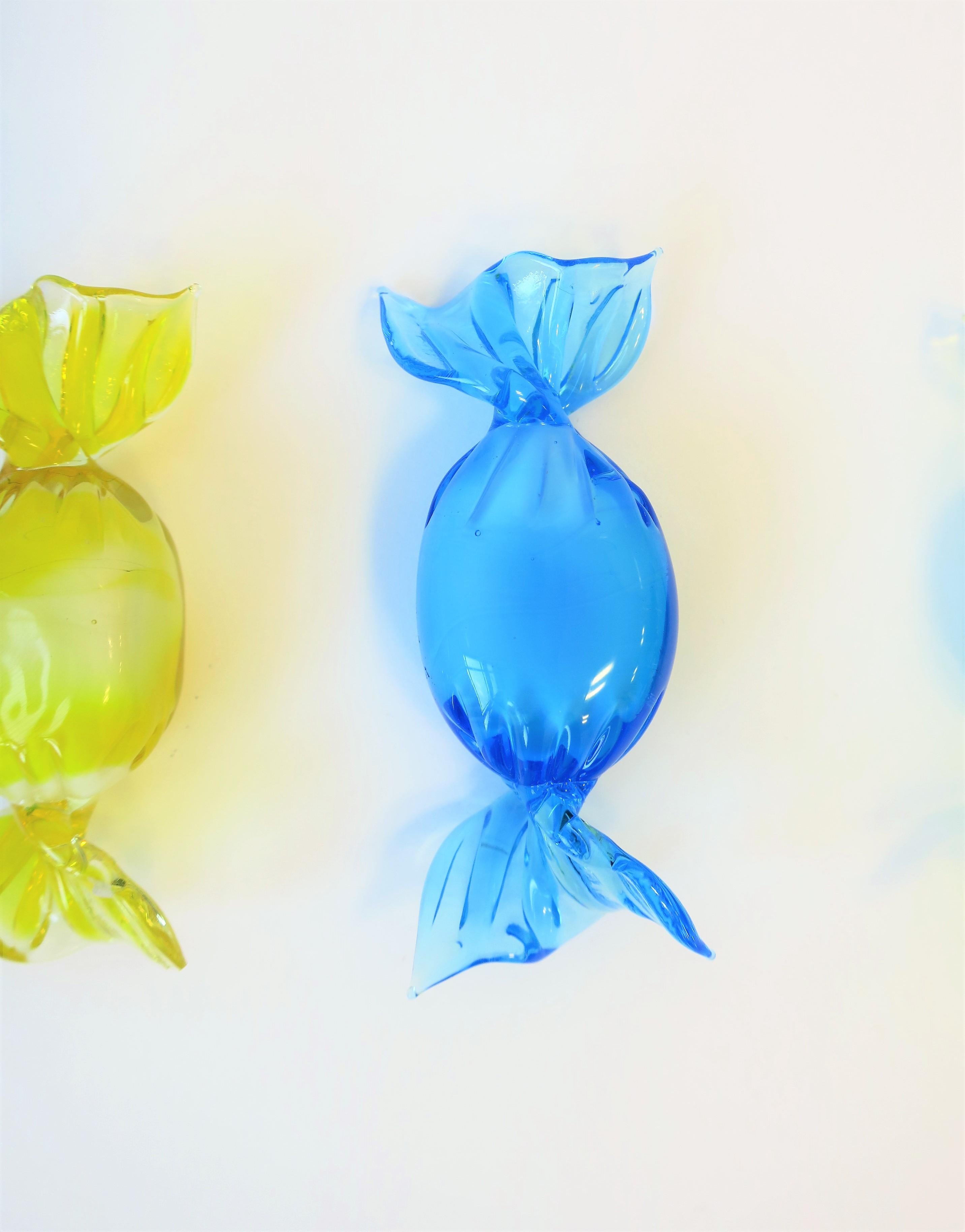 Verre d'art Pièces à bonbons italiennes en verre de Murano bleu, jaune et vert, lot de 4 en vente