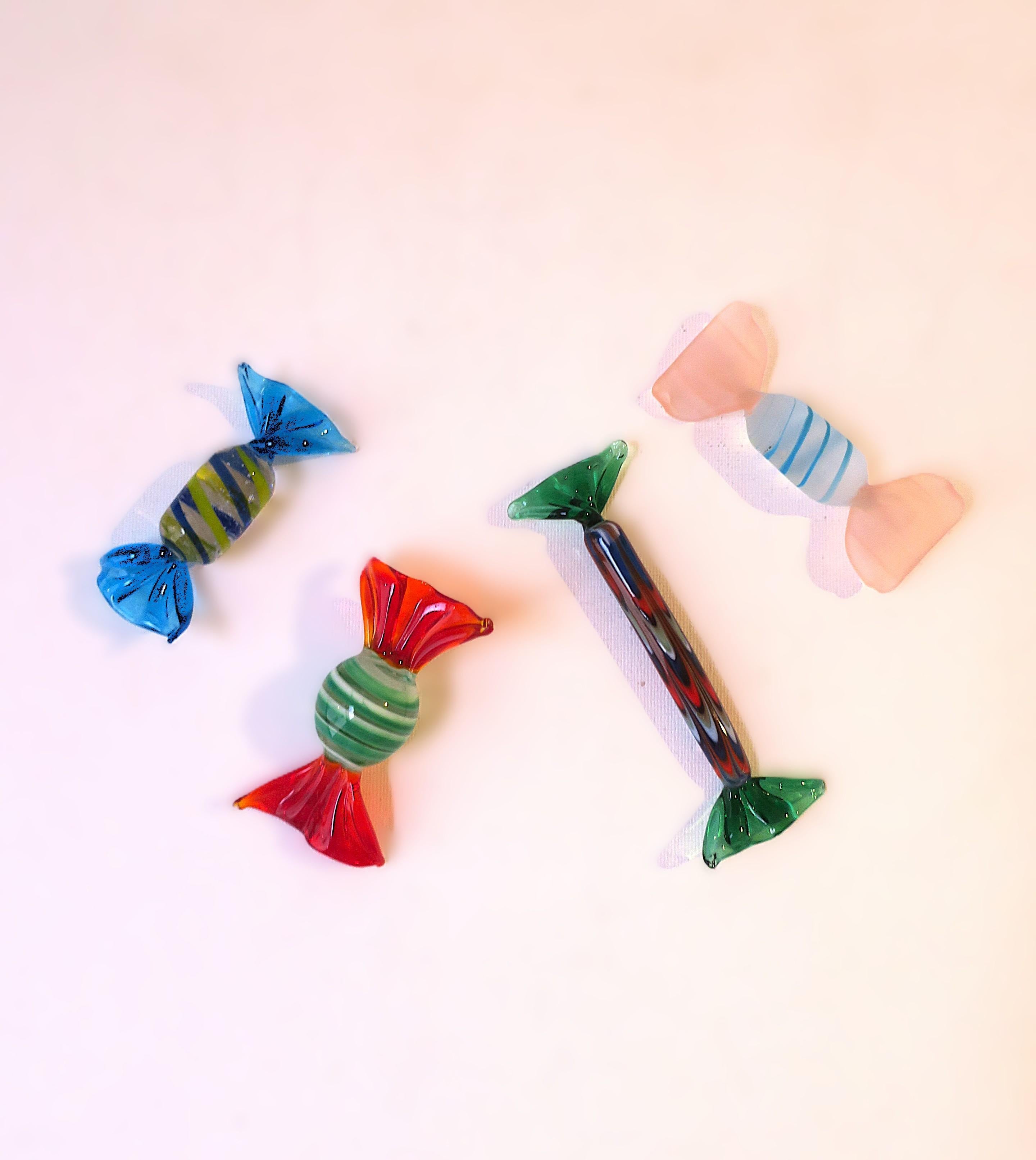 Un ensemble magnifique et amusant de quatre (4) bonbonnières en verre d'art italien de Murano, sculptures, faites à la main, dans le style Design Modern, vers le milieu ou la fin du 20e siècle, Itay. Chaque bonbon est fabriqué à la main. Les