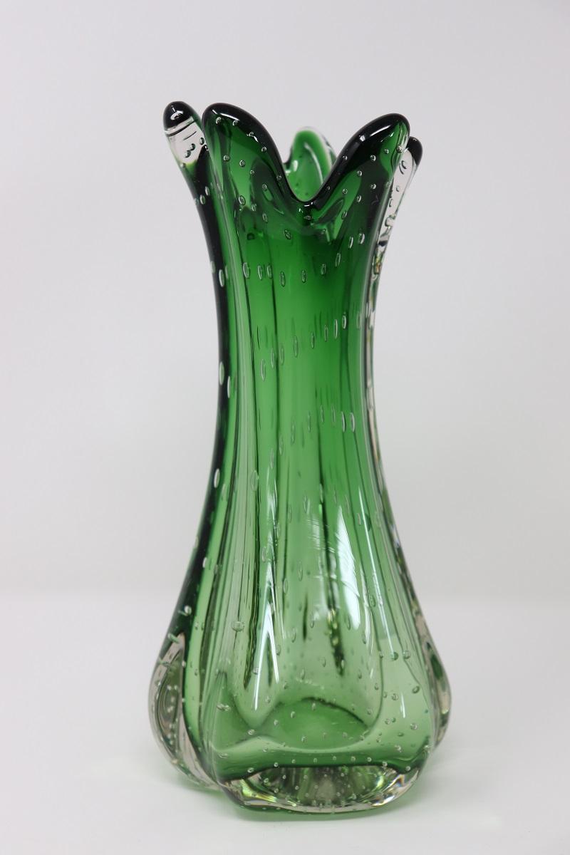 This vase is a magnificent example of Murano glass artistry, especially with the use of the Bullicante technique. The Bullicante method, which involves the inclusion of controlled air bubbles within the glass, creates a mesmerizing optical effect