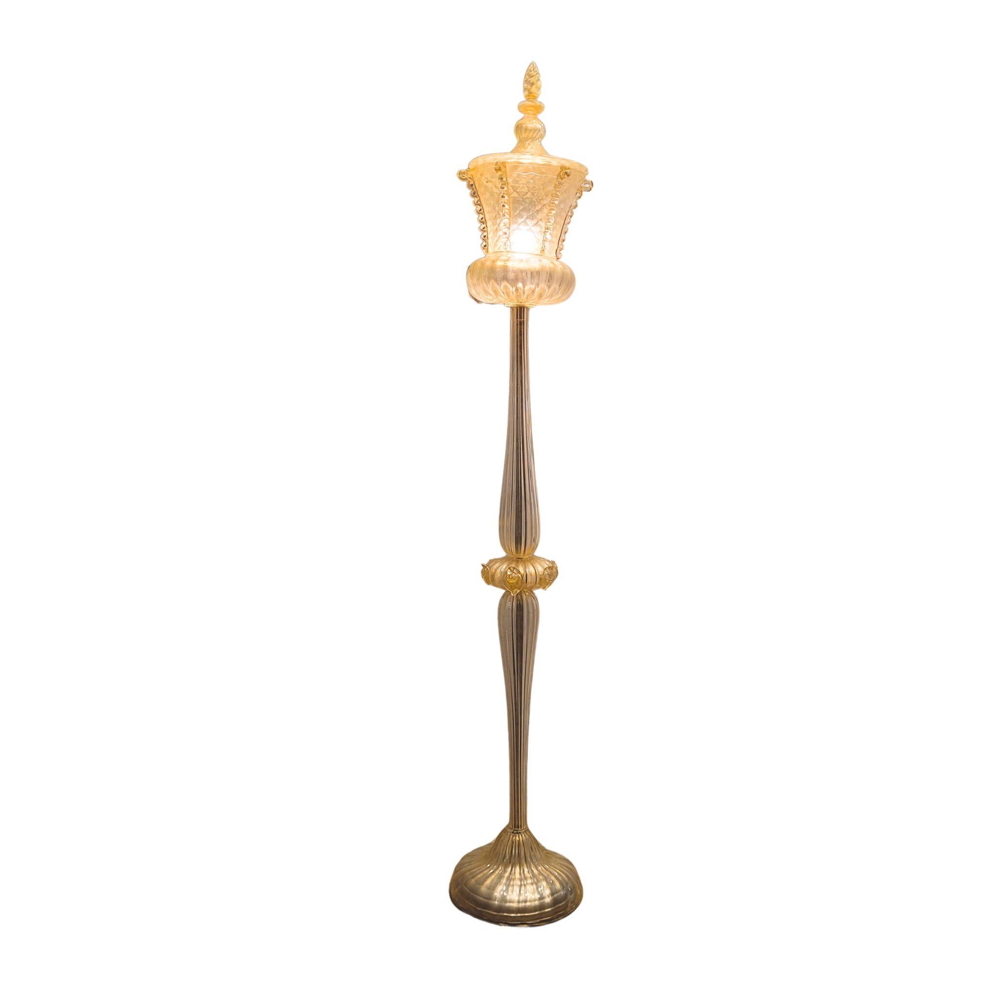 Espectacular lámpara de pie de cristal artístico de Murano de mediados de siglo, diseñada por Barovier & Toso.

Para los coleccionistas exigentes de piezas únicas, singulares y difíciles de encontrar en el mercado del arte italiano del cristal de