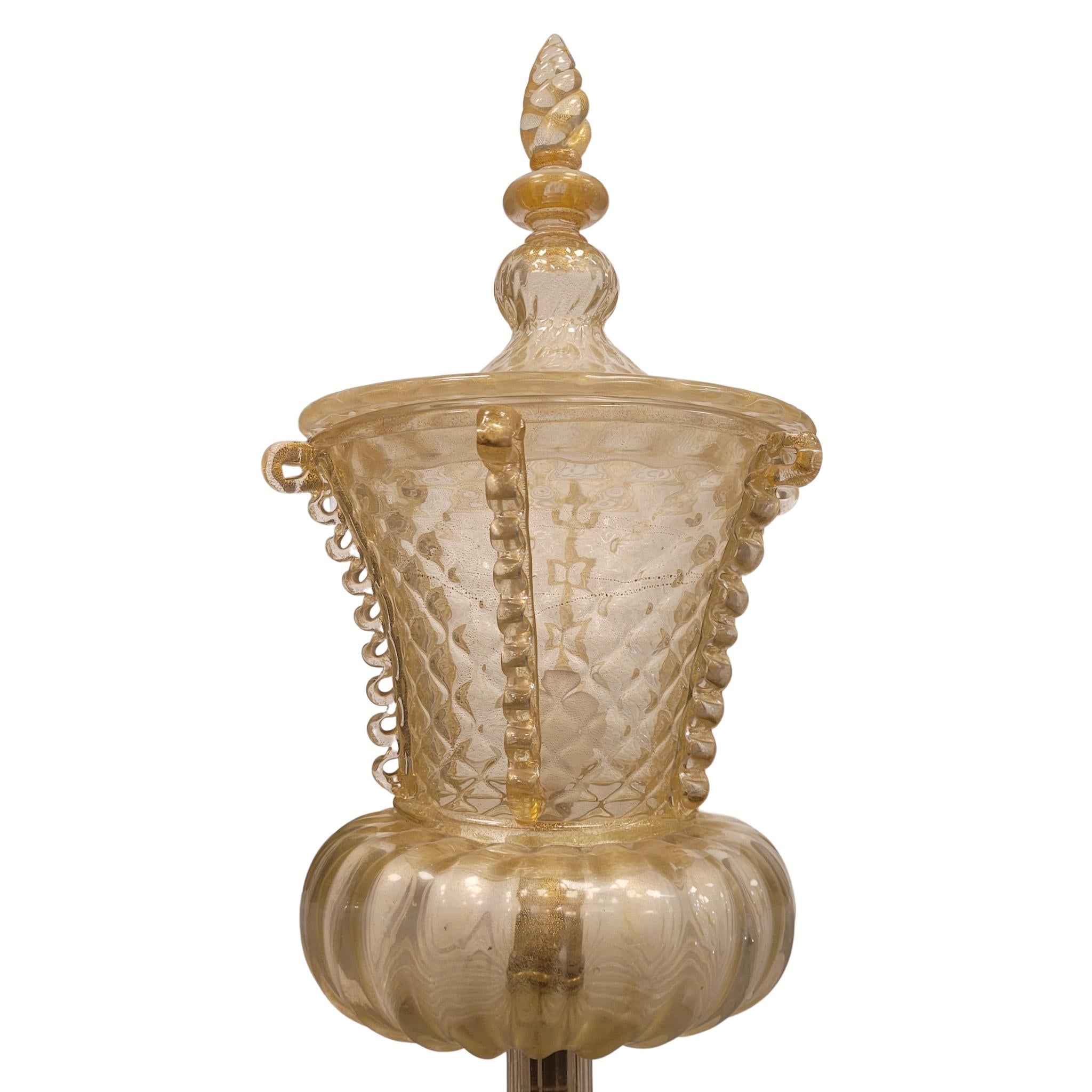 Lámpara de pie italiana de cristal de Murano, cristal dorado diseñada por Barovier & Toso Moderno de mediados de siglo en venta