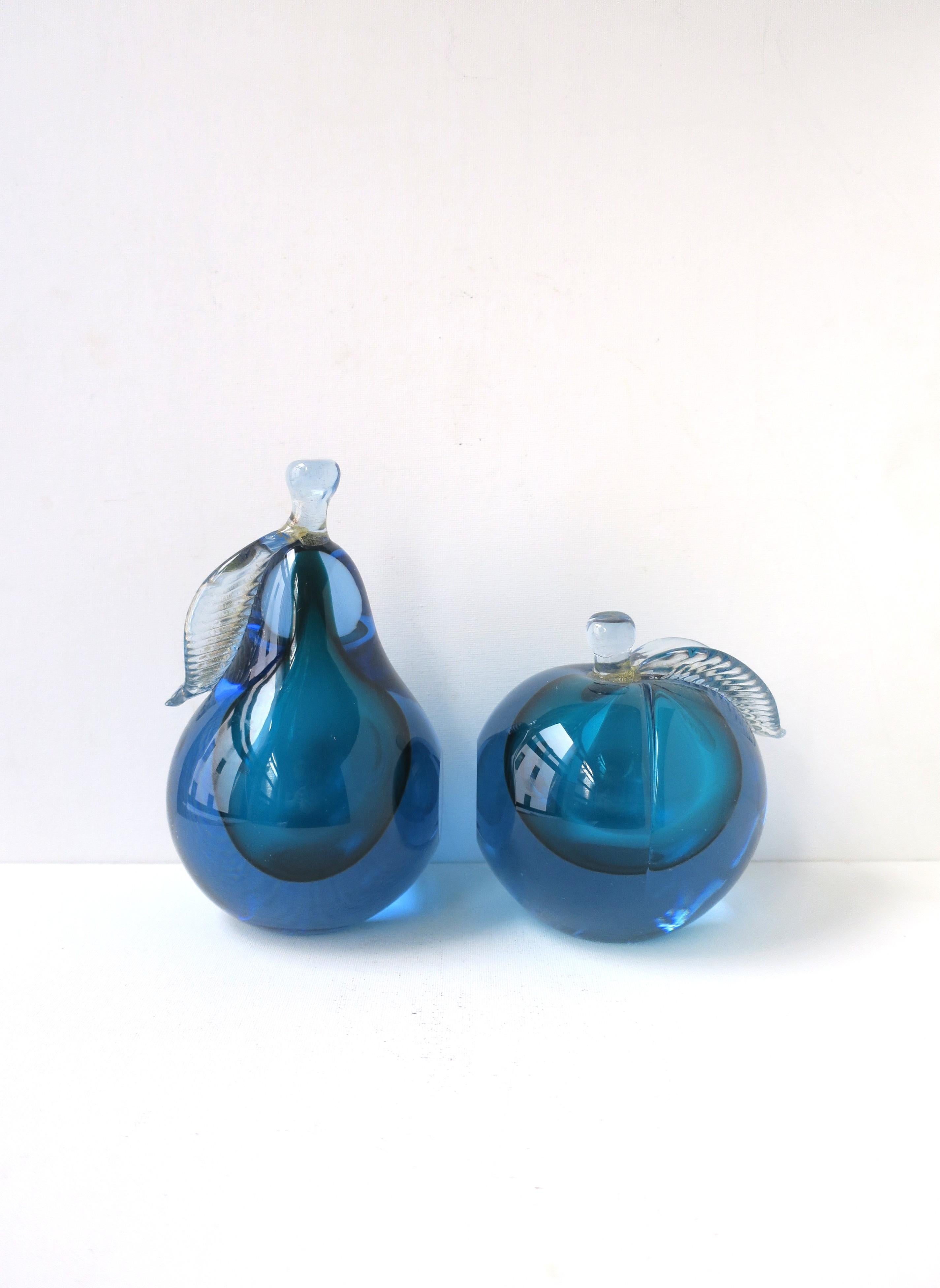 Magnifique paire de serre-livres ou d'objets décoratifs italiens en forme de poire et de pêche de Murano, vers le milieu ou la fin du XXe siècle, Italie. Ces magnifiques fruits en verre d'art de Murano, conçus à l'origine par le designer italien