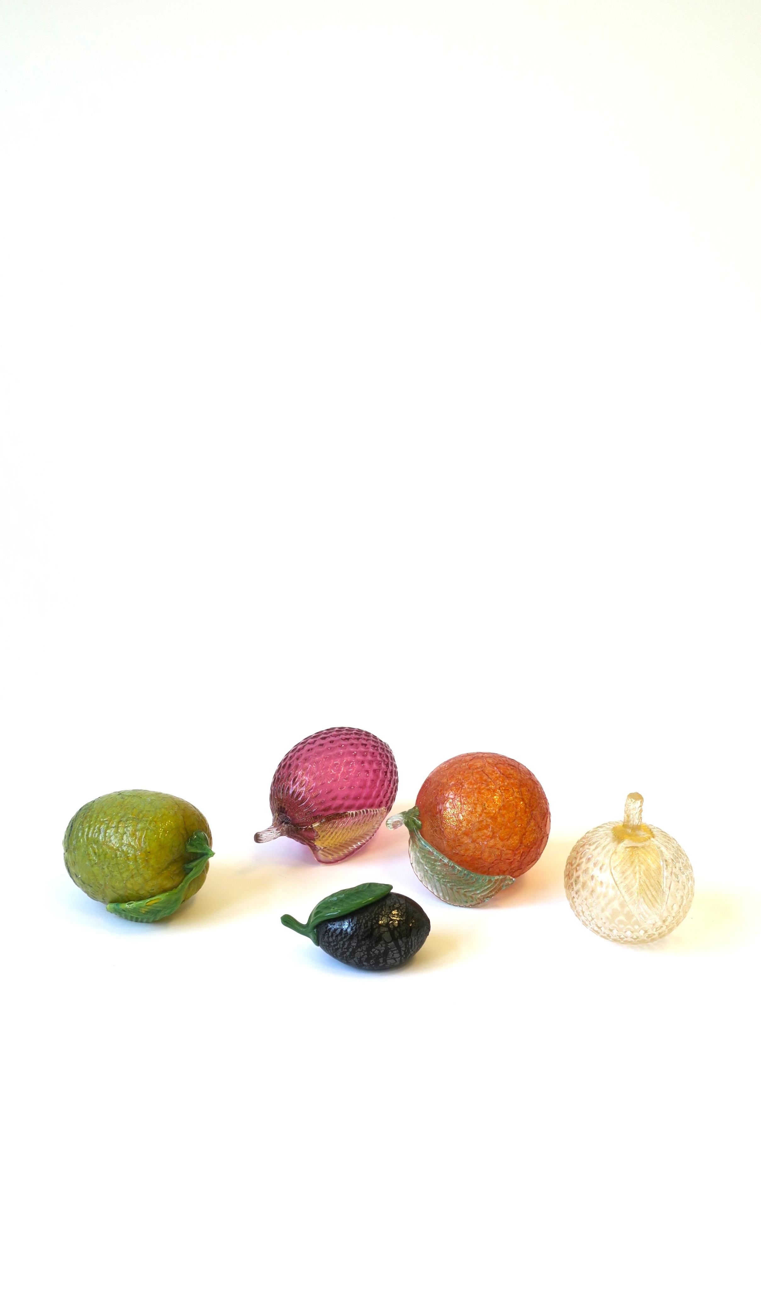 Un bel ensemble de cinq (5) fruits en verre d'art italien de Murano, vers le milieu du 20e siècle, Italie. 

Dimensions : 
1. Citron : 2,63