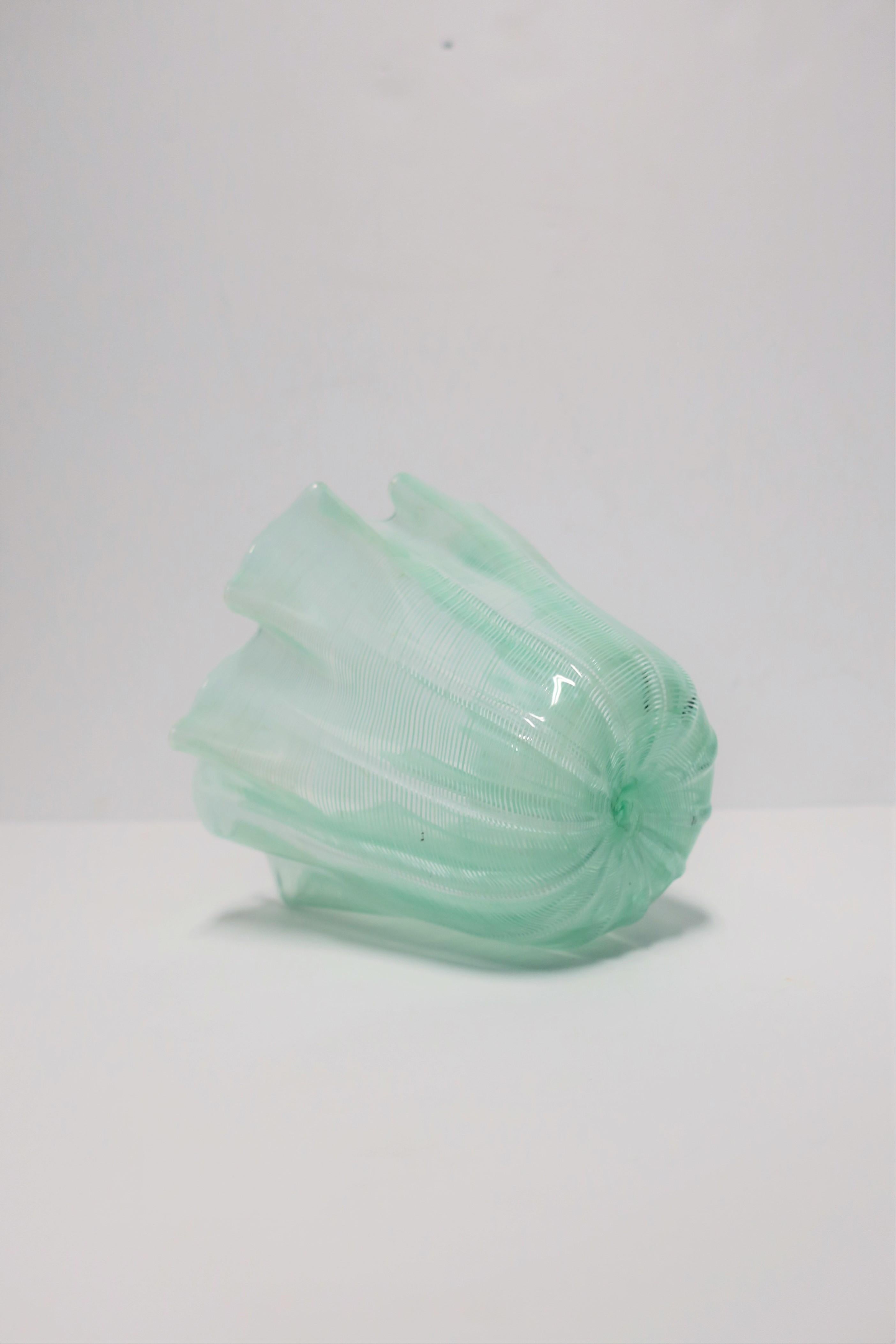 Italienische Murano-Kunstglas-Taschentuch-Vase im Venini-Stil im Angebot 3