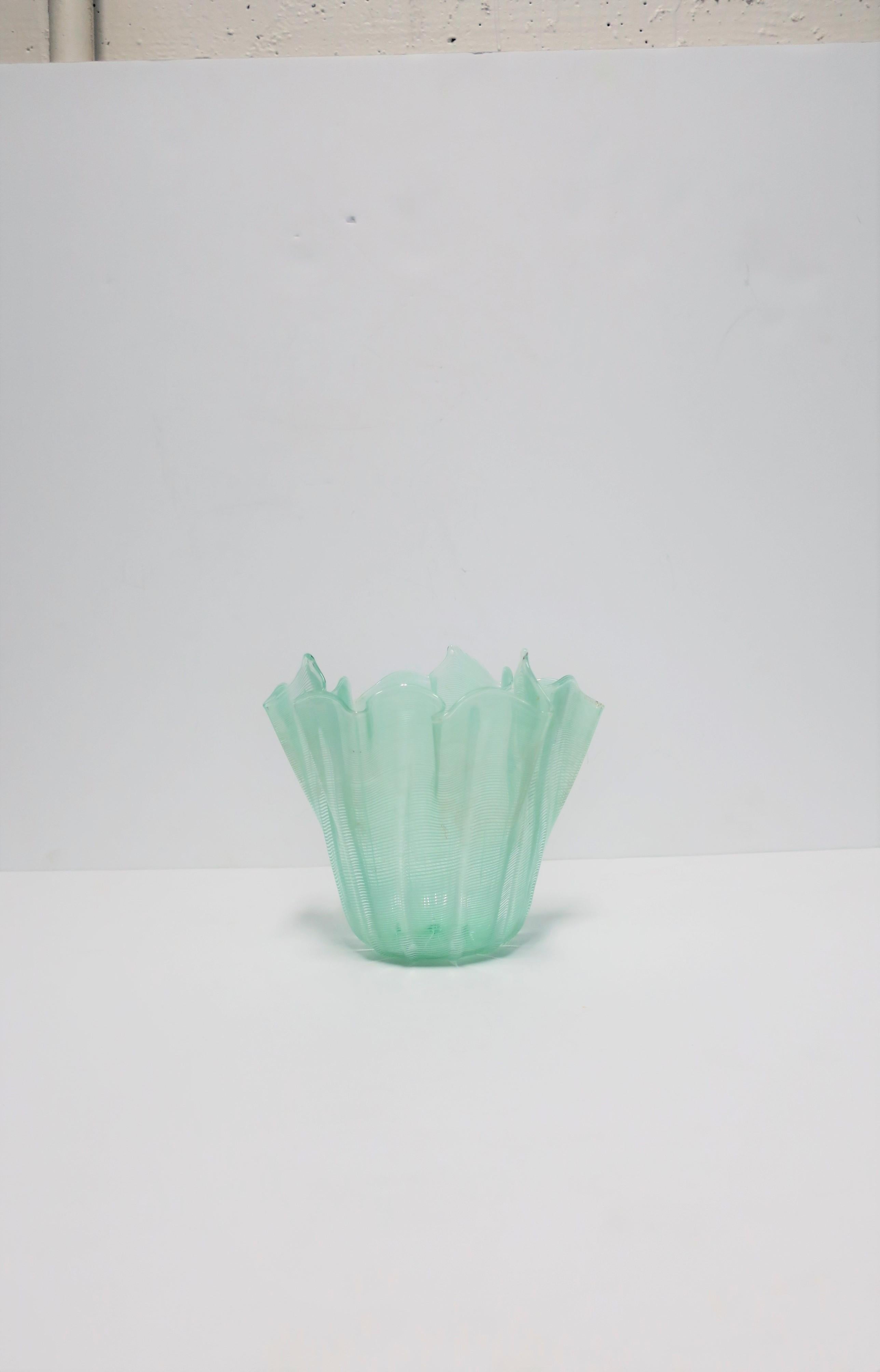 Vase aus italienischem Murano-Kunstglas im Stil von Venini, Mitte bis Ende des 20. Jahrhunderts, Italien. Es handelt sich um eine handgefertigte Vase aus Murano-Kunstglas in klaren/transparenten, weißen und hellgrünen Farbtönen. 

Abmessungen: 6,5