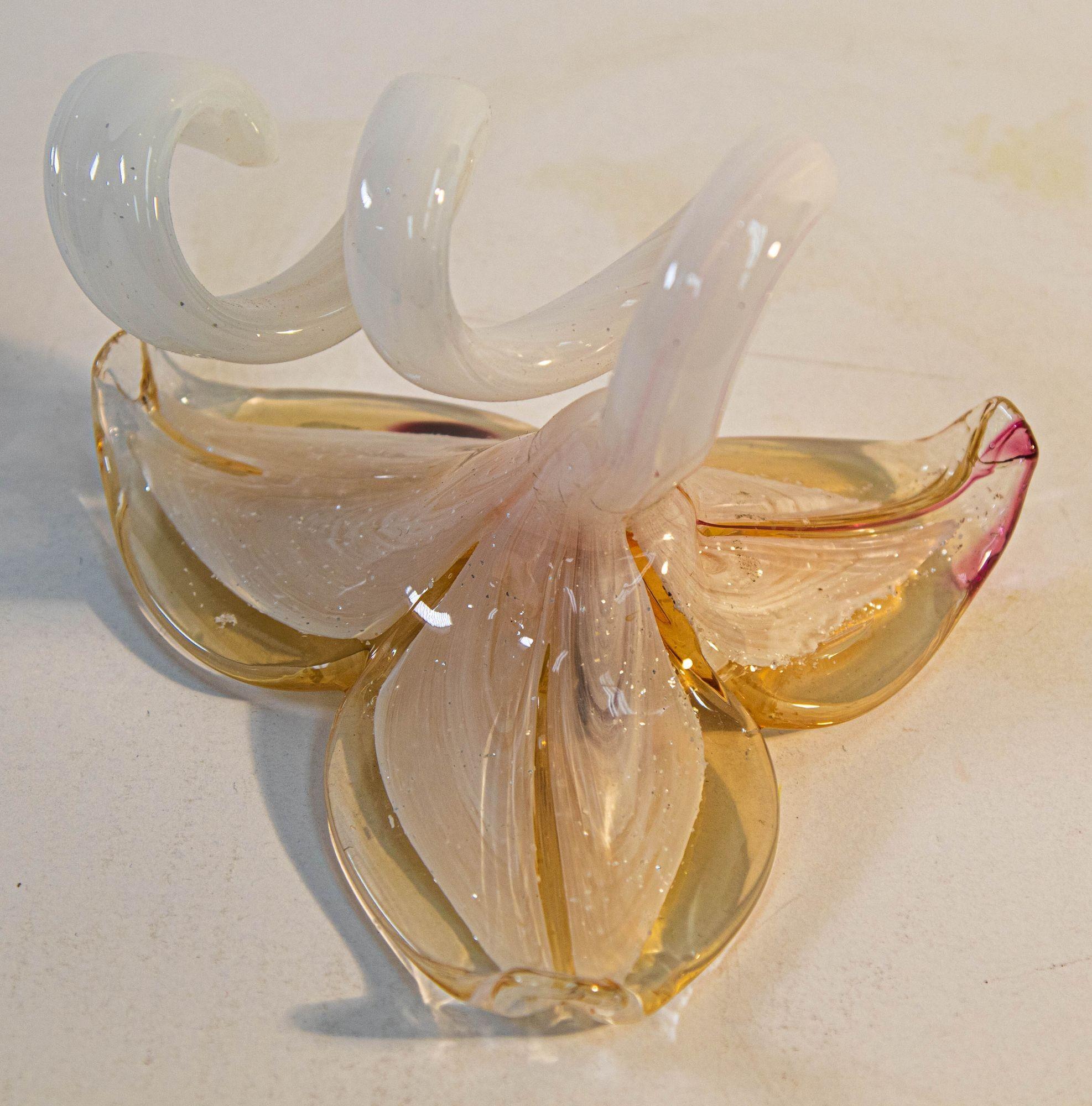 20th Century Italian Murano Art Glass Paperweight Lily Flower with Curled Stem Sculpture 1980 For Sale