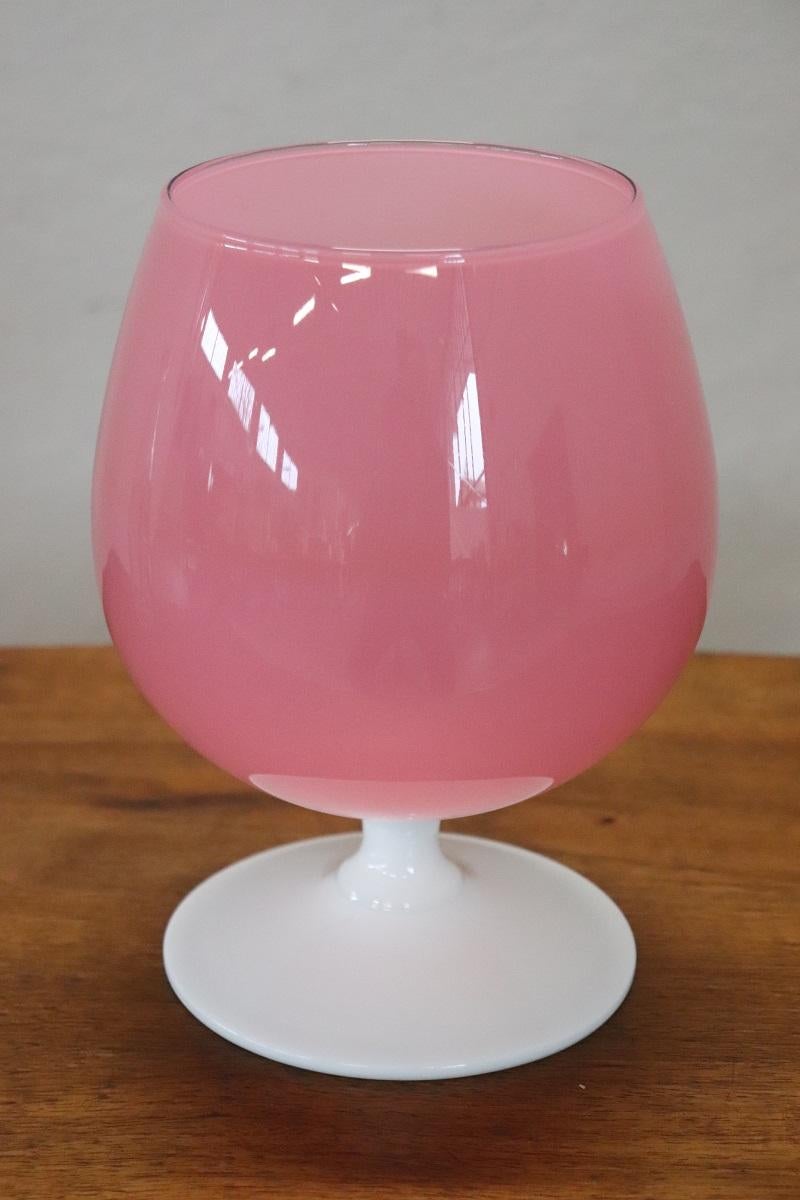 Ti presentiamo questo grazioso vaso in vetro di Murano, Italia, anni '60 circa. In ottime condizioni, pronto per essere esposto nella tua collezione di vasi.

Questo vaso è caratterizzato da una particolare forma a calice, con un sorprendente