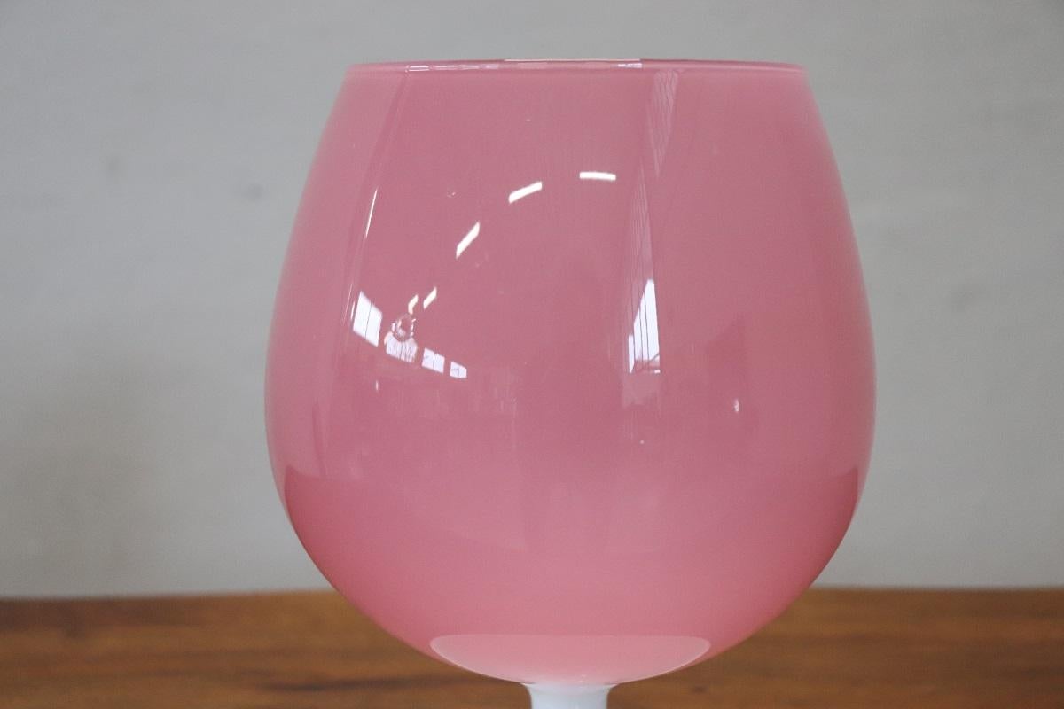 Vetro artistico Vaso rosa in vetro artistico italiano di Murano, CIRCA 1960 in vendita