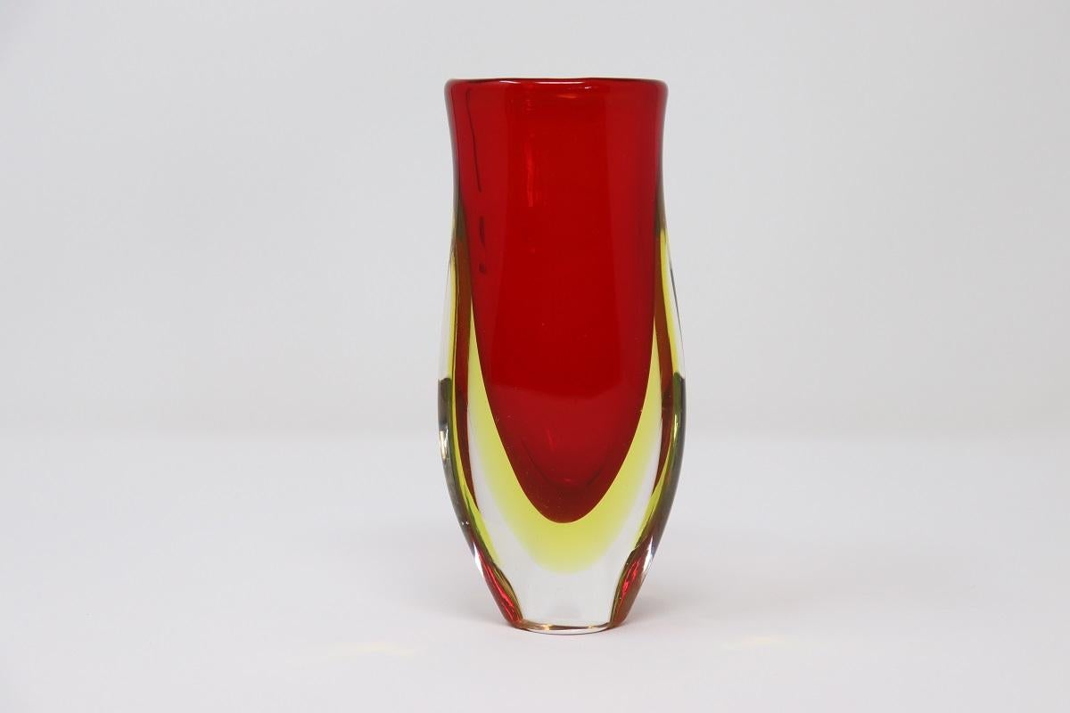 We present this Murano glass vase, attributed to the legendary Flavio Poli for Seguso. This piece is truly a testament to the extraordinary skill and innovative techniques that characterized the Murano glassmaking tradition in the 1960s,