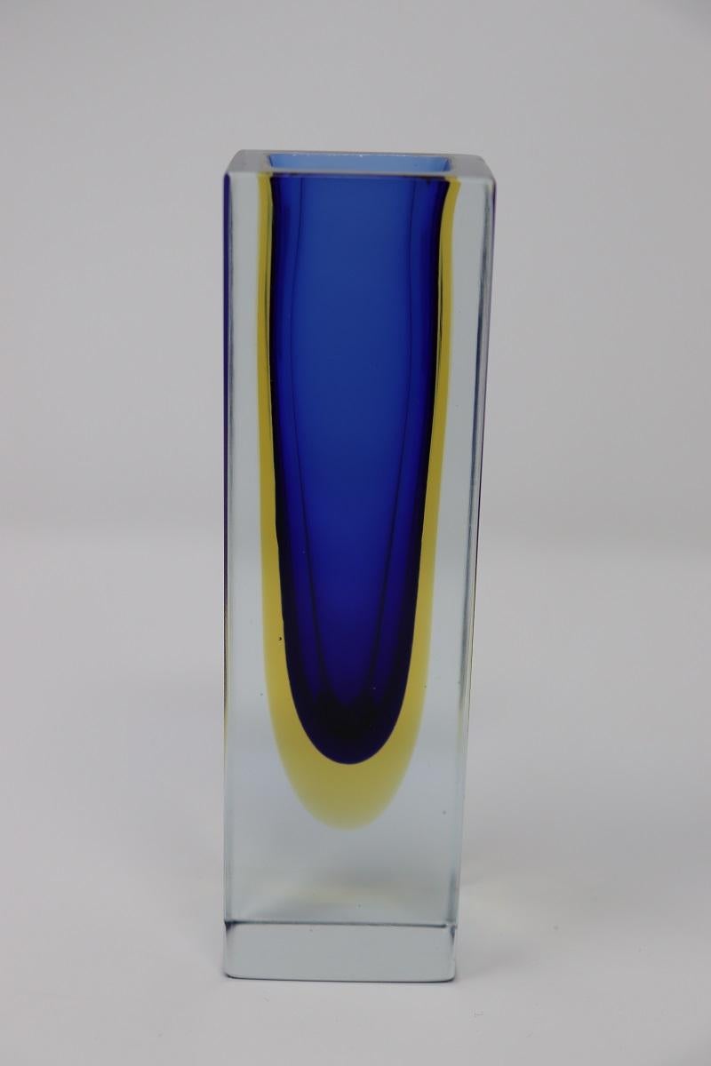 Questo squisito vaso artistico incarna l'artigianato del vetro di Murano degli anni '70, magistralmente eseguito da Flavio Poli per Seguso. Rinomata per l'uso innovativo della tecnica del sommerso, la creazione di Poli è una testimonianza