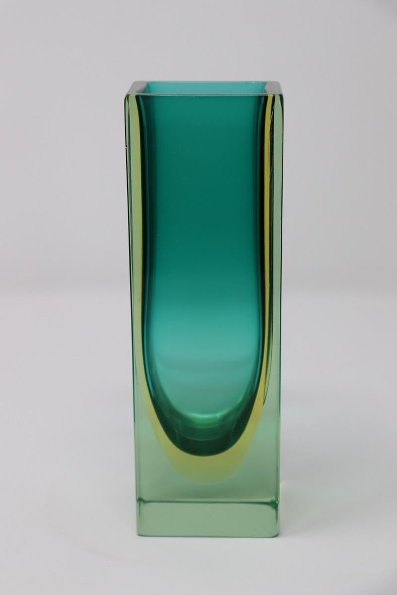 Questo raffinato vaso artistico cattura l'essenza dell'artigianato del vetro di Murano degli anni '70, grazie al lavoro magistrale di Flavio Poli per Seguso. Rinomato per l'uso innovativo della tecnica del sommerso, questo vaso è creato con strati