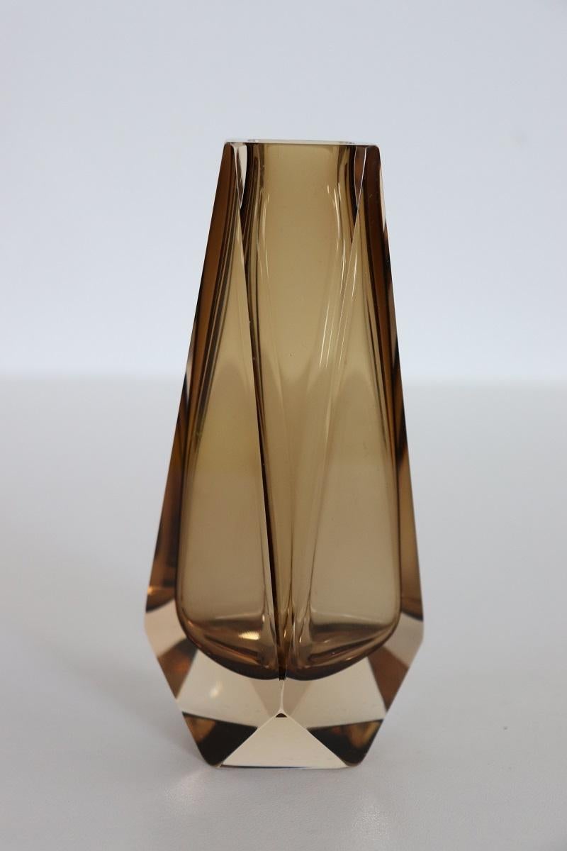 Piccolo vaso in vetro artistico di Murano, design italiano, anni '60, in un raro colore ambra fumé. Questo vaso è realizzato in vetro spesso.  È estremamente decorativo ed elegante, molto raro per le sue dimensioni ridotte e caratterizzato da una