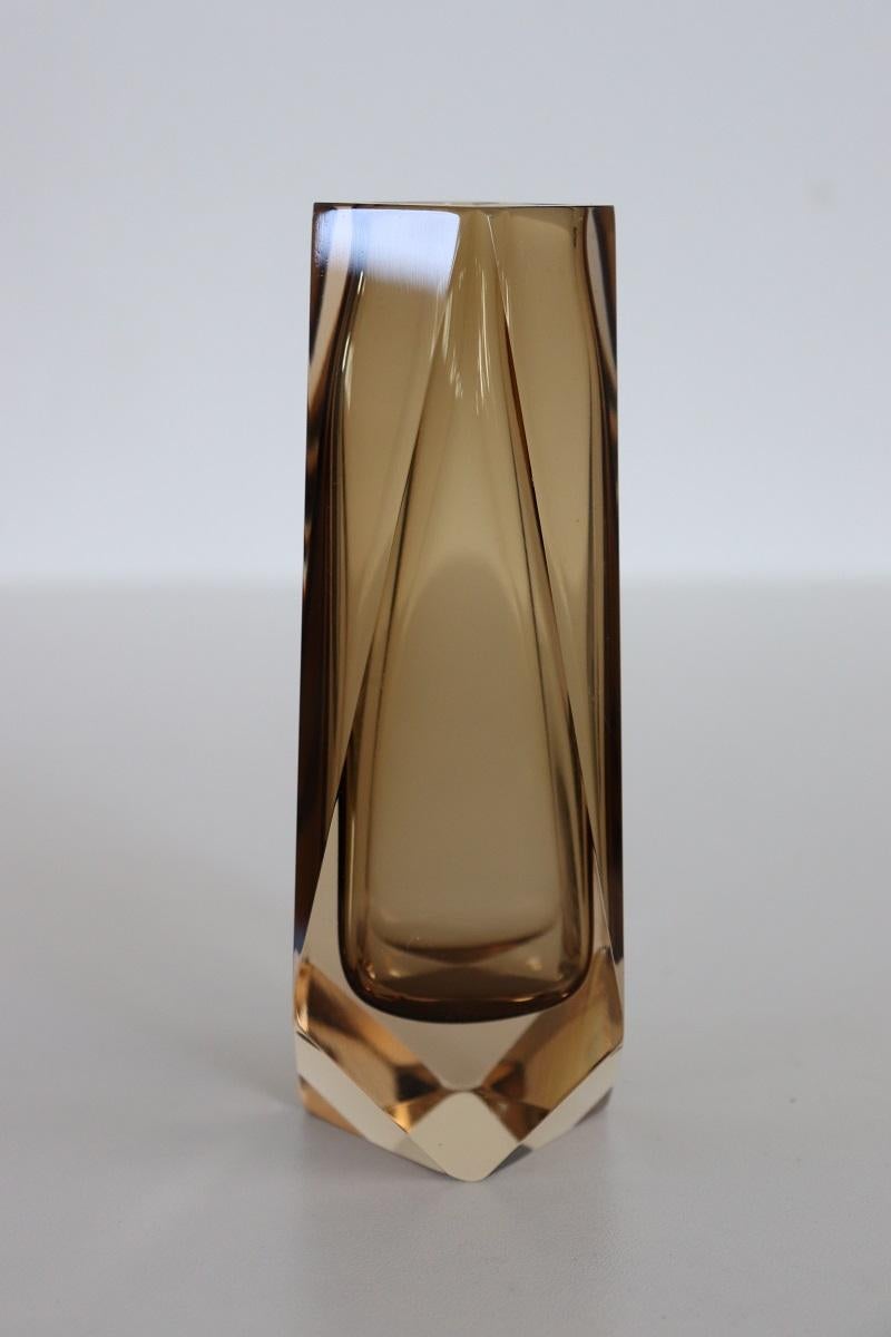 Italiano Vaso piccolo in vetro artistico italiano di Murano color ambra fumé, Mandruzzato 1960s in vendita