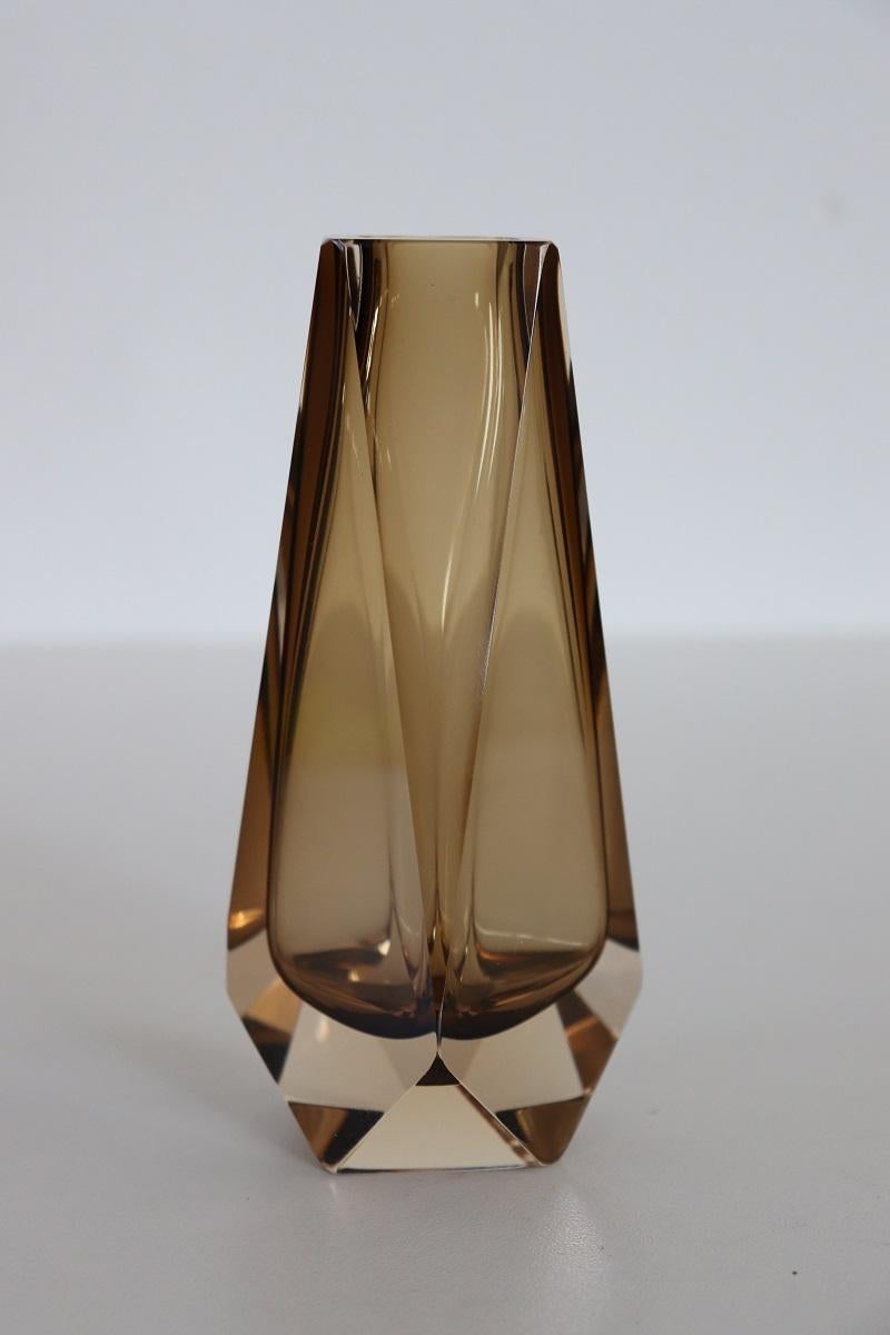 Vaso piccolo in vetro artistico italiano di Murano color ambra fumé, Mandruzzato 1960s In condizioni ottime in vendita a Casale Monferrato, IT