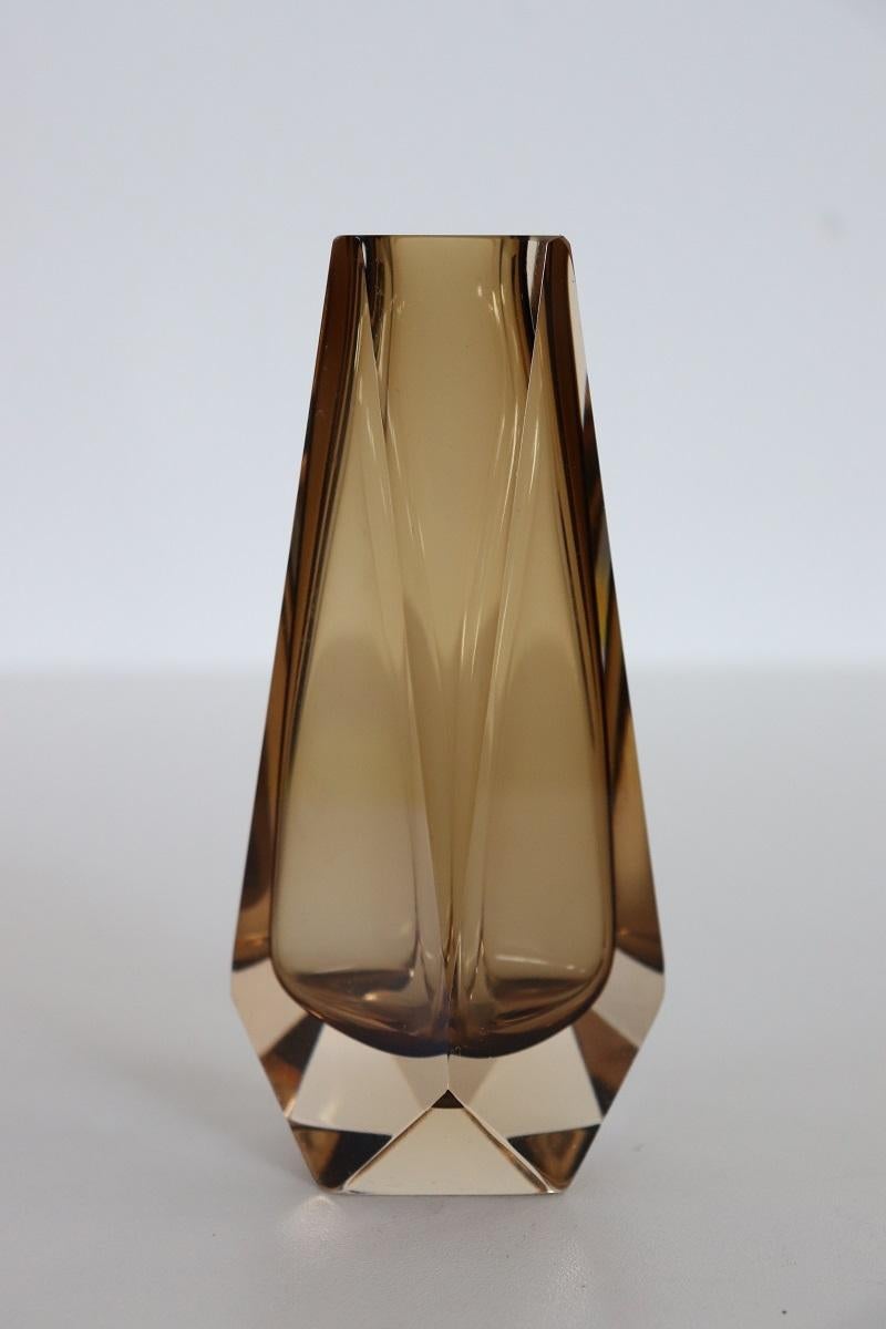 Metà XX secolo Vaso piccolo in vetro artistico italiano di Murano color ambra fumé, Mandruzzato 1960s in vendita