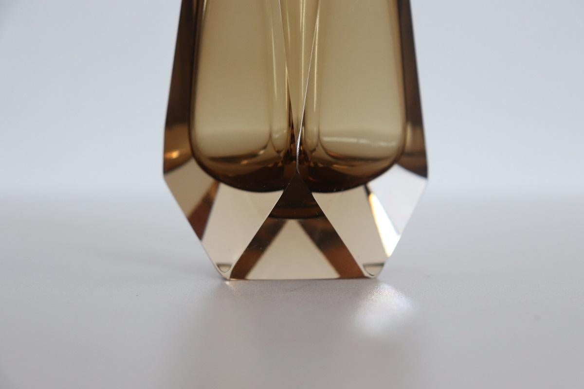 Vetro artistico Vaso piccolo in vetro artistico italiano di Murano color ambra fumé, Mandruzzato 1960s in vendita