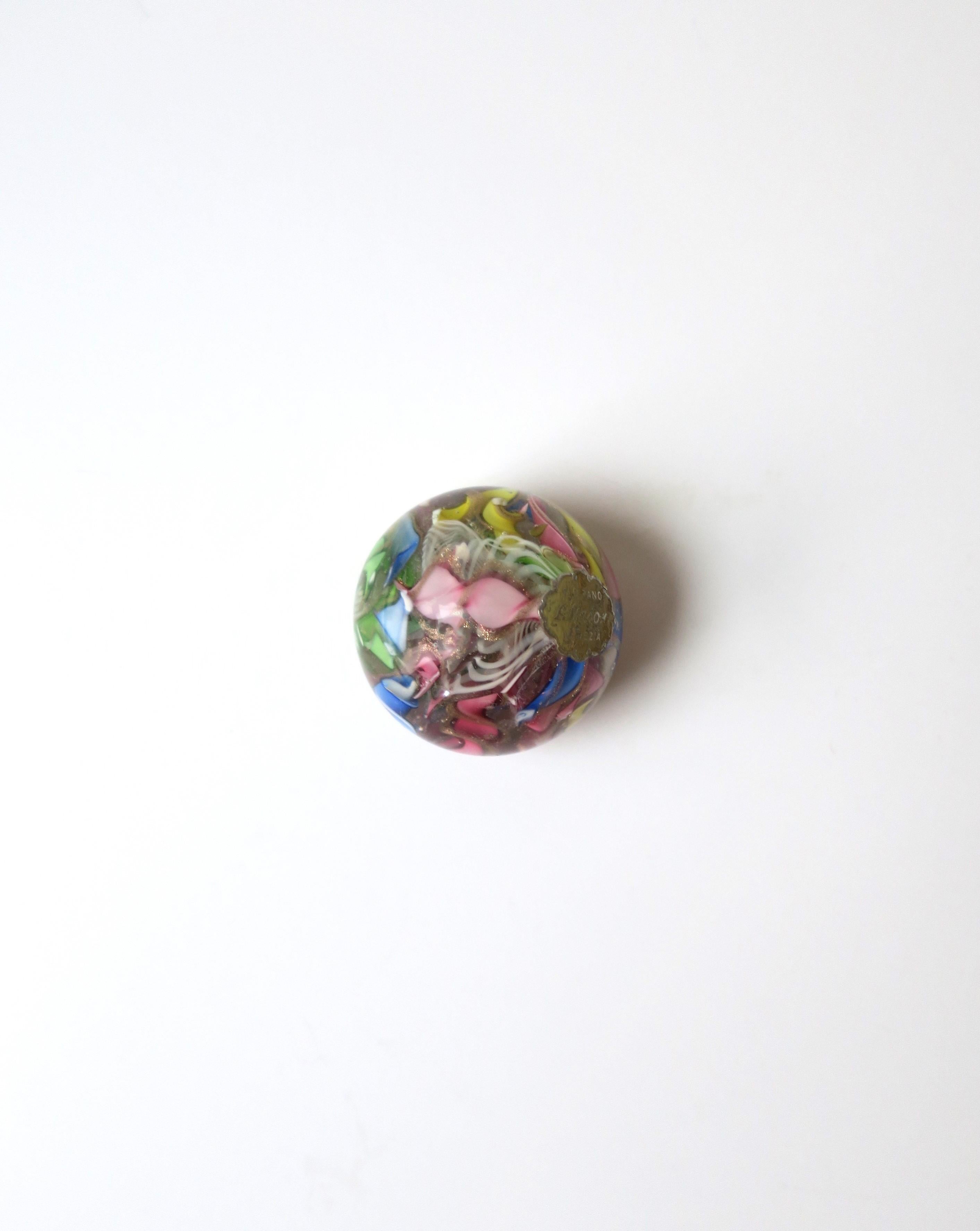 Verre d'art Presse-papier sphère en verre d'art italien de Murano en vente