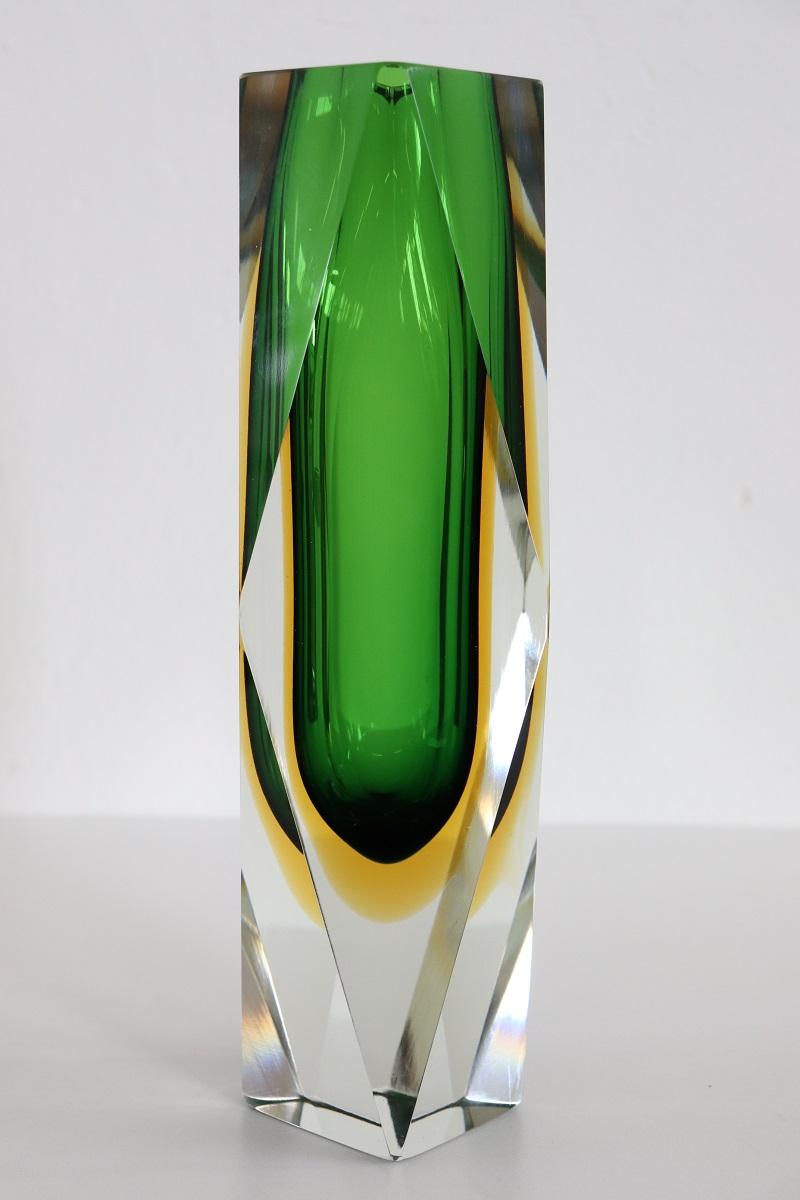 Vaso piccolo in vetro artistico di Murano verde, giallo e trasparente, design italiano anni '60. La presenza dell'etichetta originale d'epoca è una vera rarità. Bellissimo vaso in vetro di Murano, disegnato da Flavio Poli per Alessandro Mandruzzato