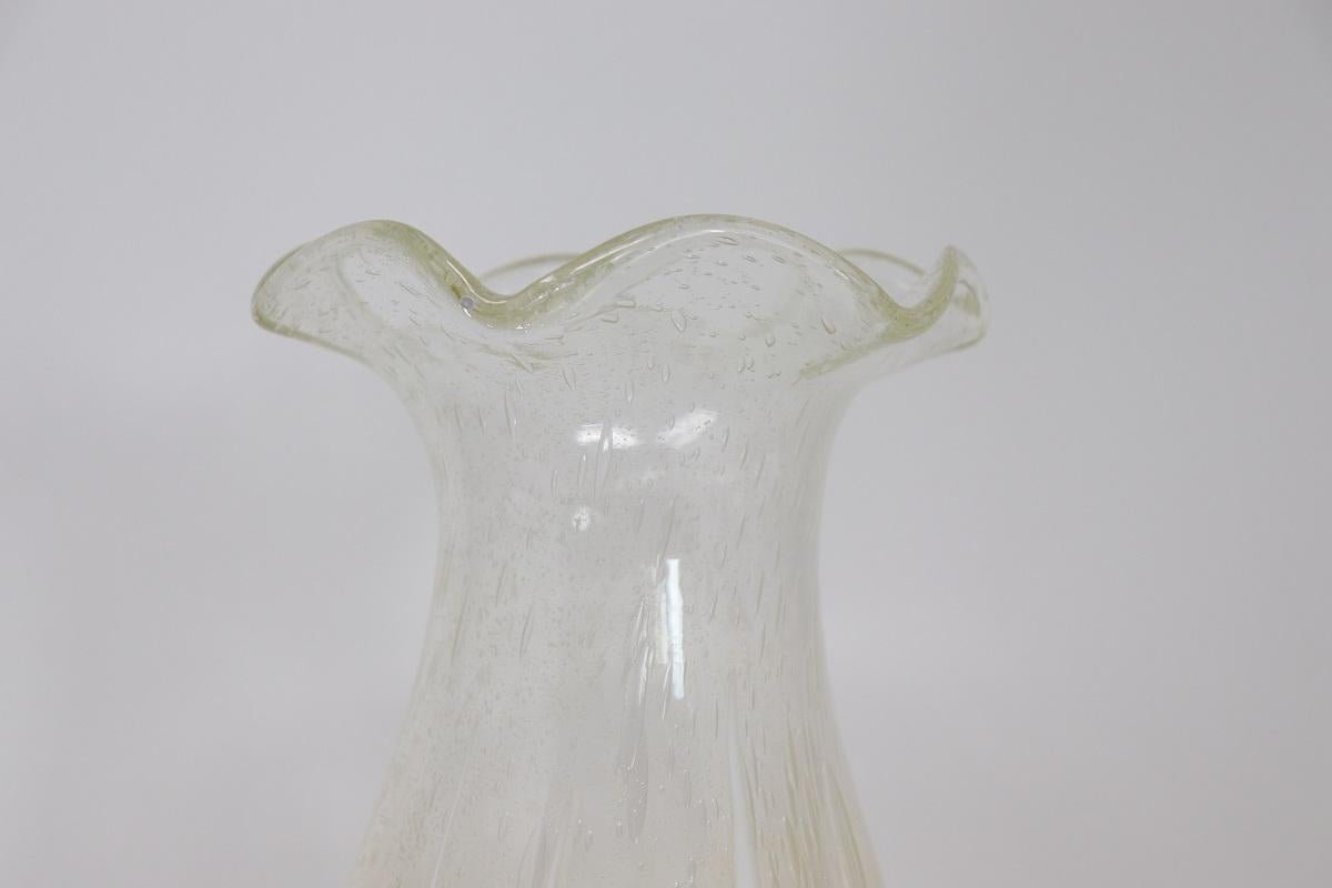Si tratta di uno splendido pezzo di vetro di Murano con una tecnica Bullicante molto distinta e apprezzata. I vetrai di Murano sono rinomati per la loro abilità artigianale e l'innovazione artistica e il periodo degli anni '80 ha visto alcune