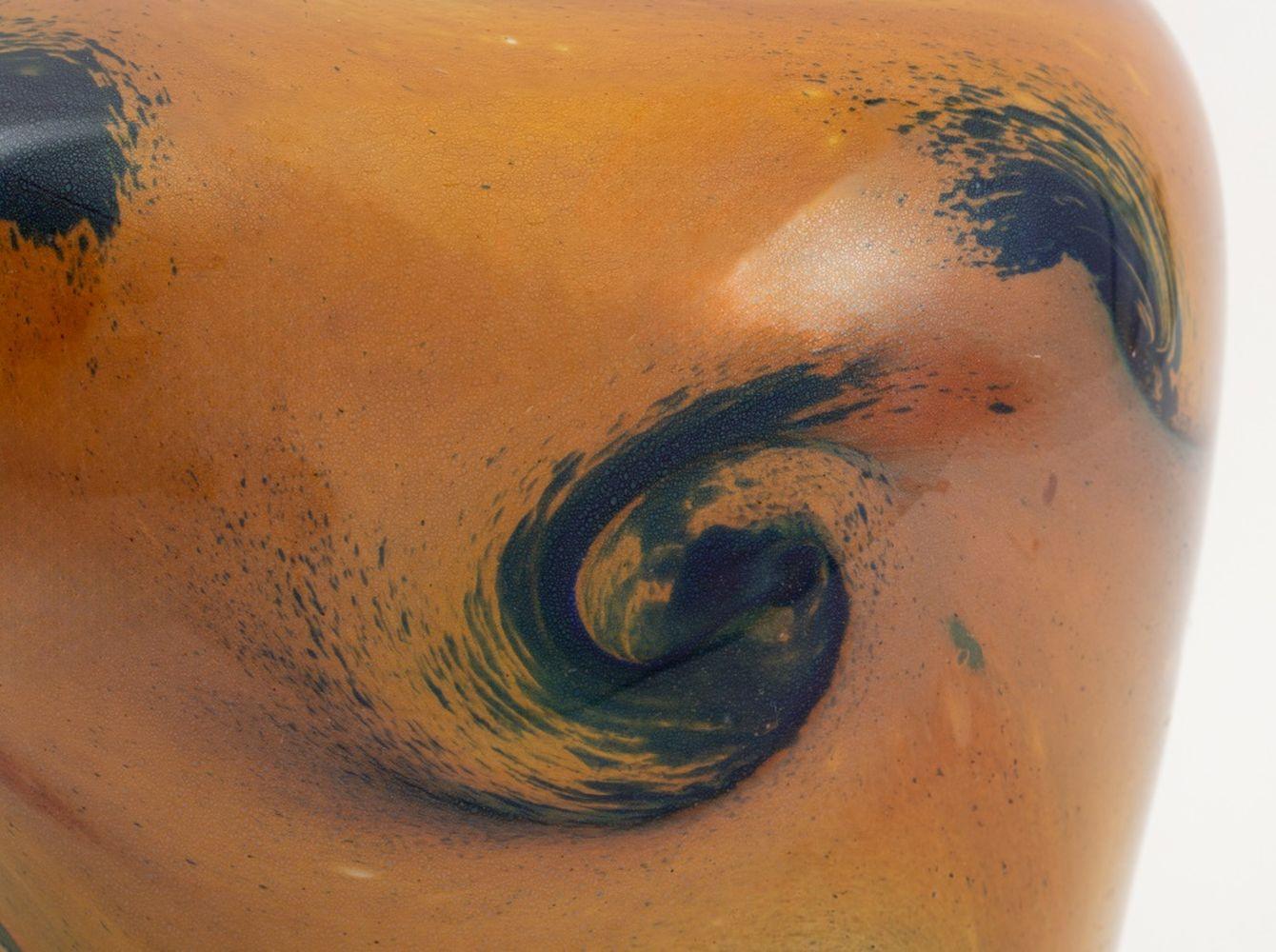 Vase en verre d'art italien de Murano, 2000, fond jaune avec tourbillons bleus, irisations vertes et lèvre noire opaque, marqué de façon illisible 