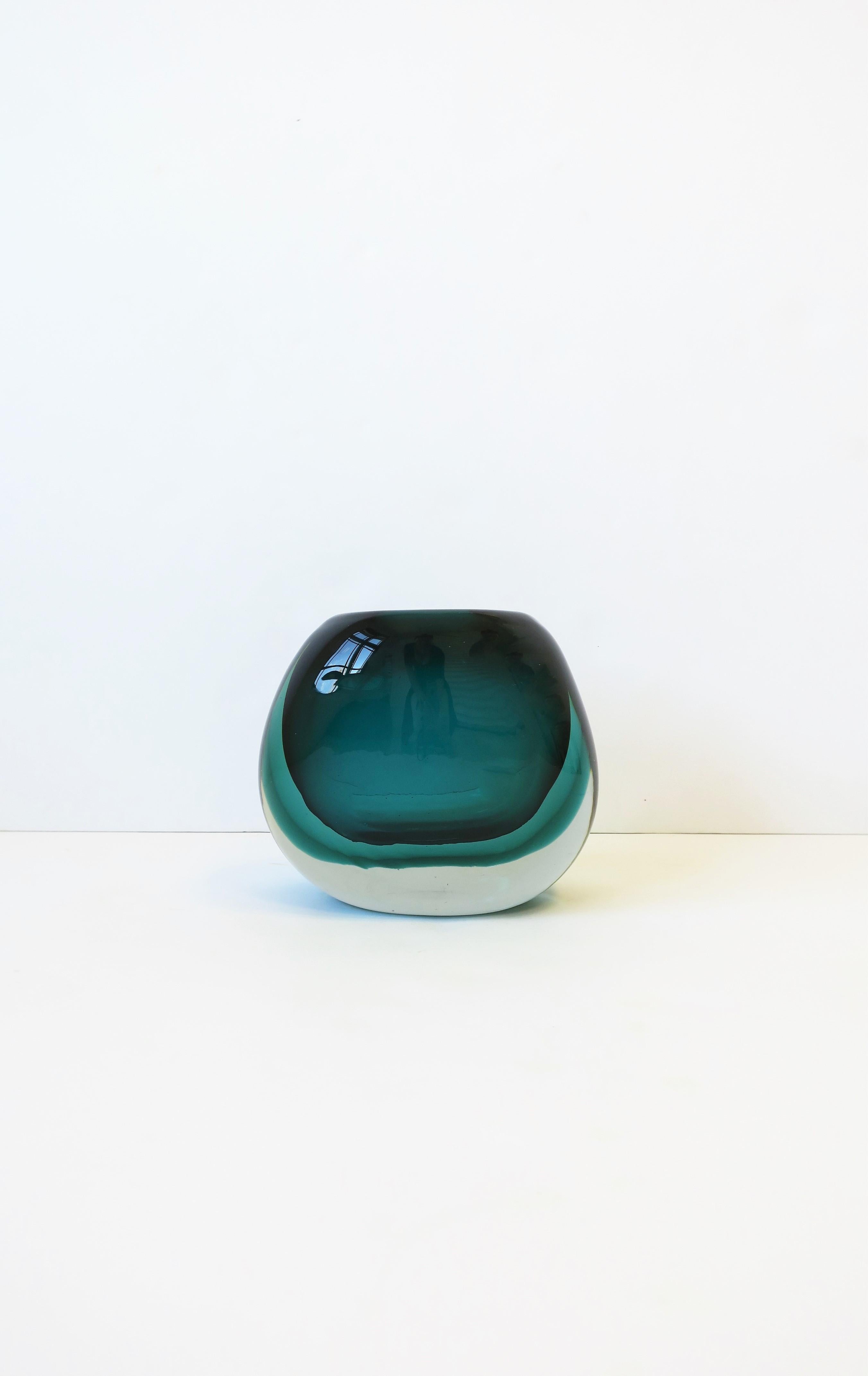 Italian Murano Green Art Glass Vase in the style of Flavio Poli For Sale 6