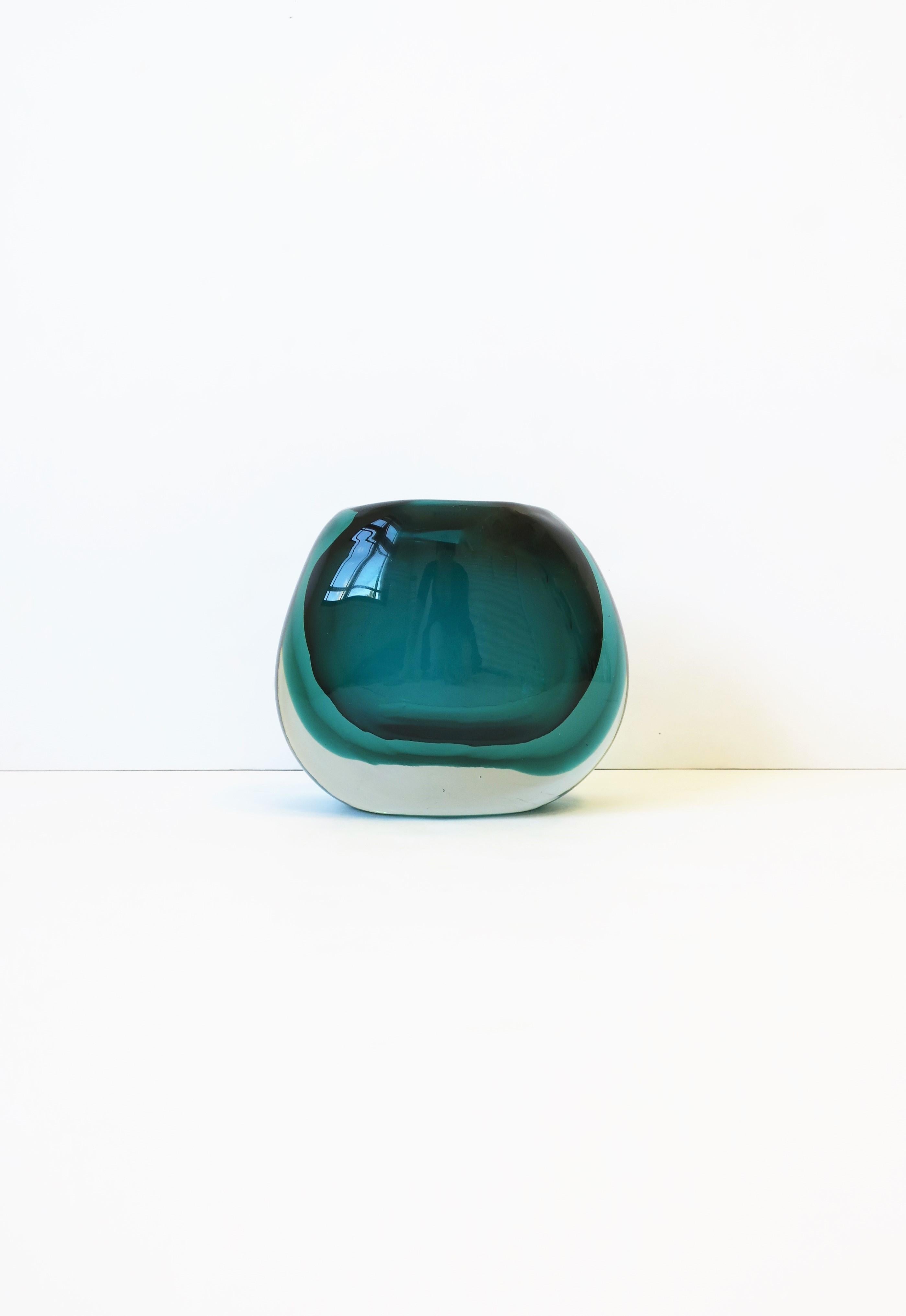 Magnifique vase en verre d'art italien de Murano, de couleur vert émeraude, dans le style de Flavio Poli, vers la fin du XXe siècle, Italie. Le vase est un verre d'art de forme ovale, de couleur vert émeraude et clair/transparent. Trois couches de