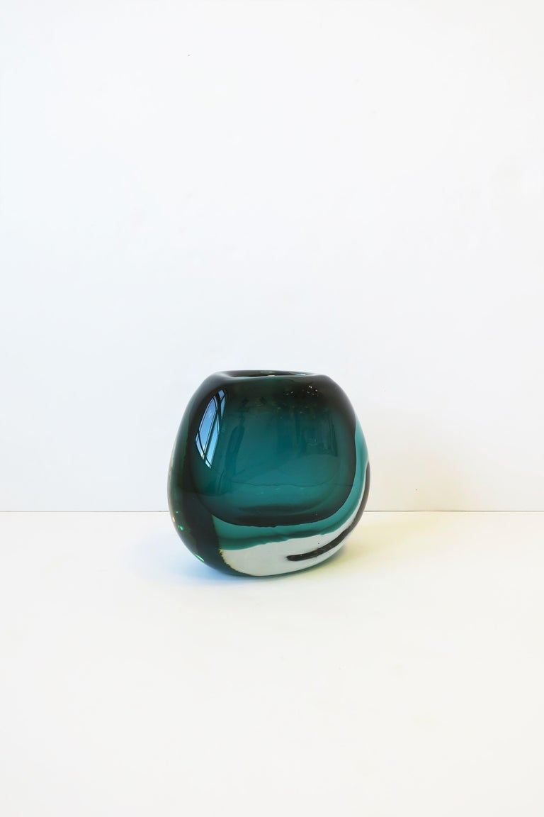 Italian Murano Art Glass Vase in Emerald Green For Sale 2