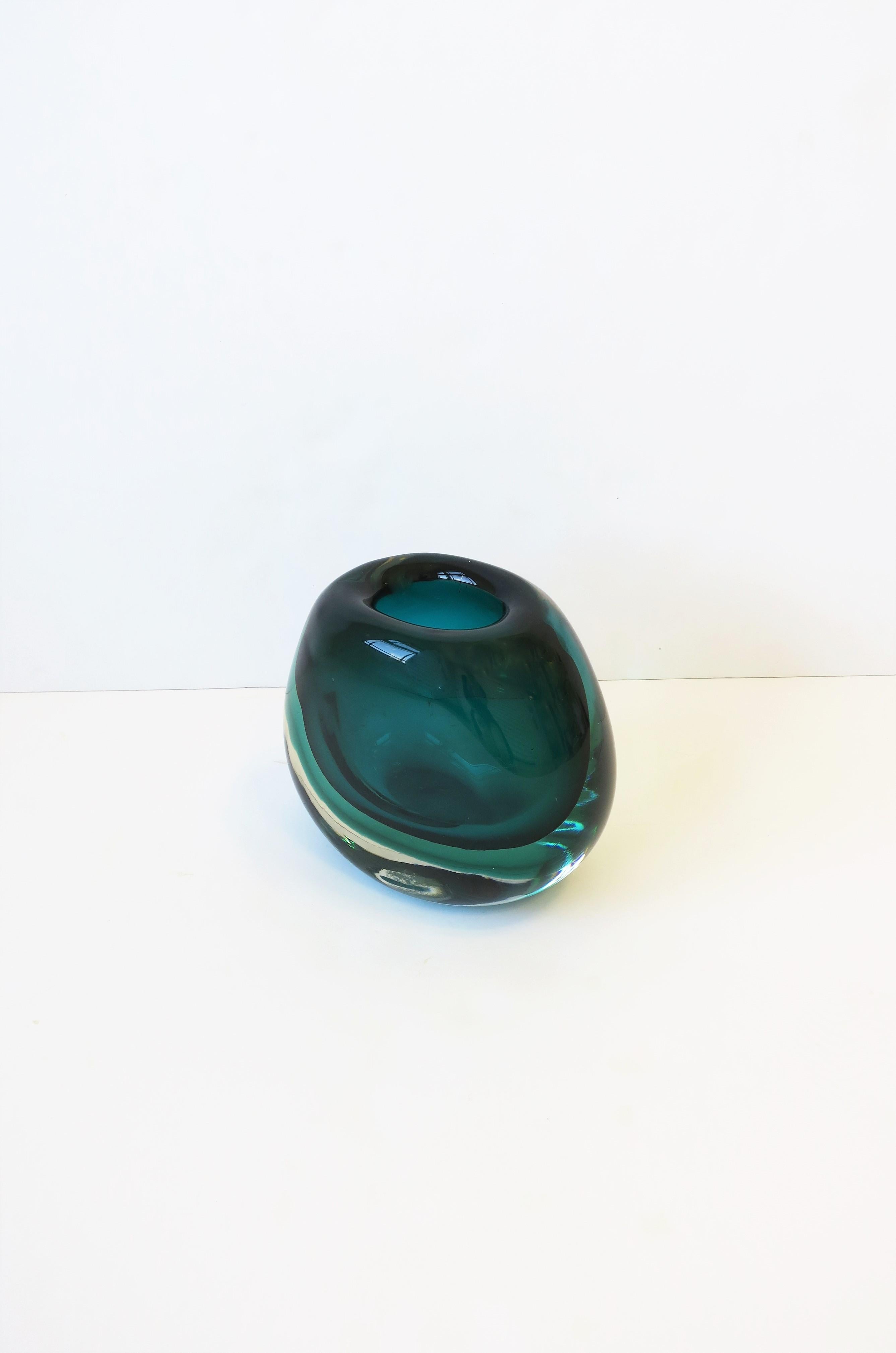 Italian Murano Green Art Glass Vase in the style of Flavio Poli For Sale 3