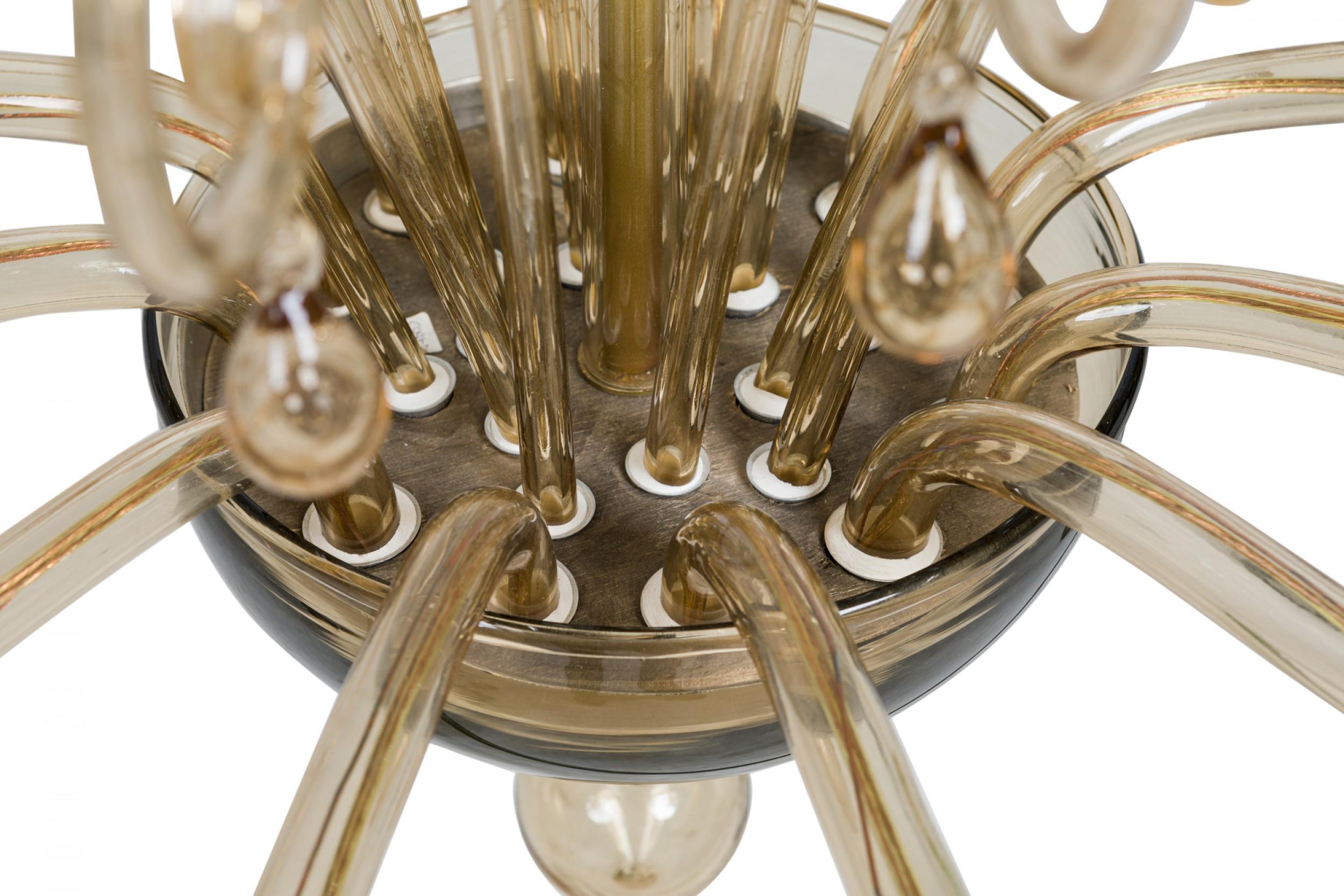 XX secolo Lampadario italiano di Murano Art Moderne in vetro soffiato color ambra a 12 bracci in vendita