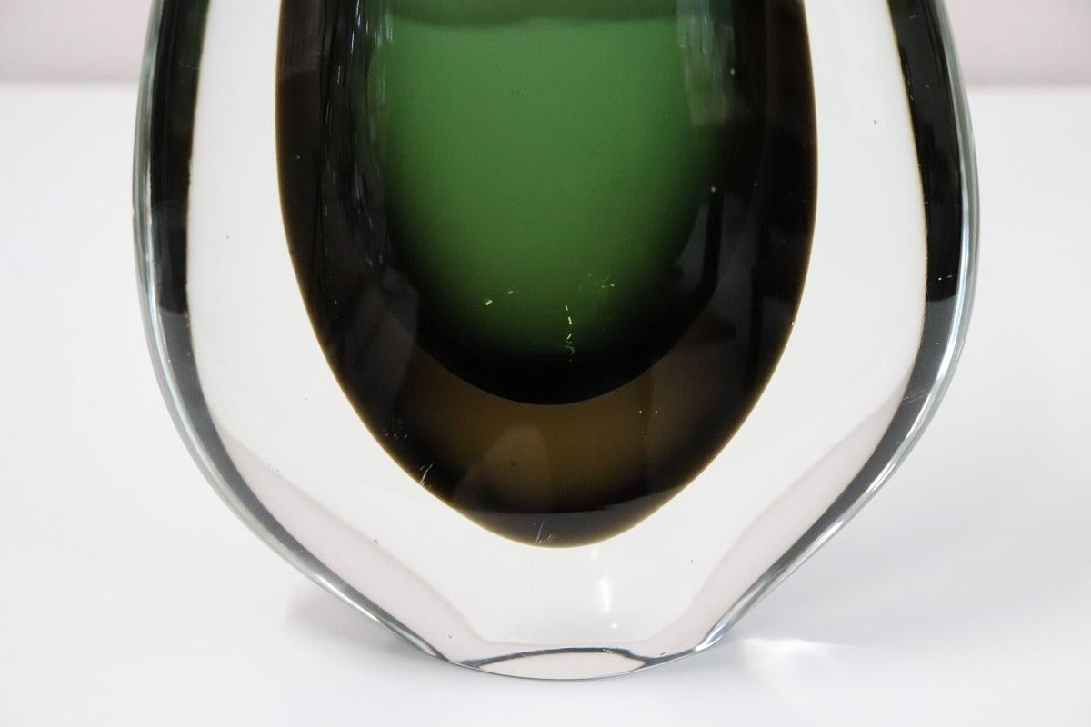 Grand vase artistique raffiné en verre de Murano dans les tons verts, réalisé par Flavio Poli pour Seguso, dans les années 1960. Ce vase se caractérise par une forme particulière. Fabriqué avec du verre soufflé vert à l'intérieur du verre