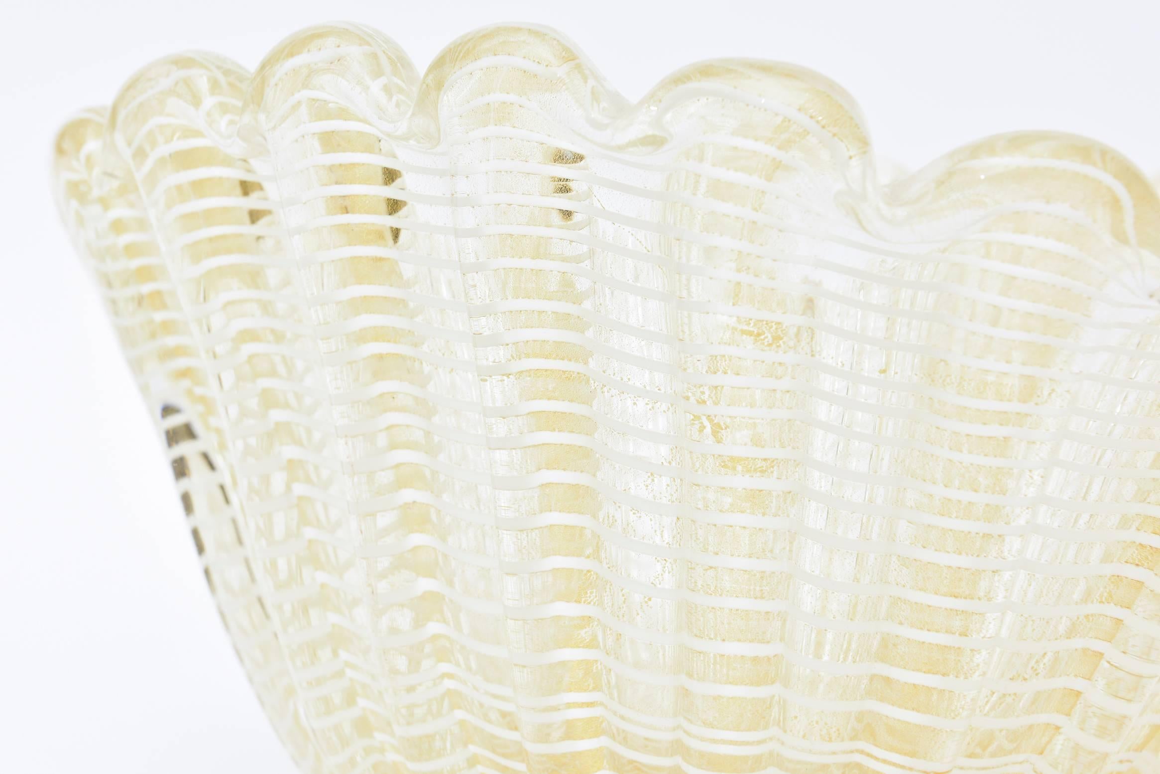 Cuenco festoneado de Murano italiano Barovier e Toso Vidrio de Aventurina dorado Telaraña mediados del siglo XX