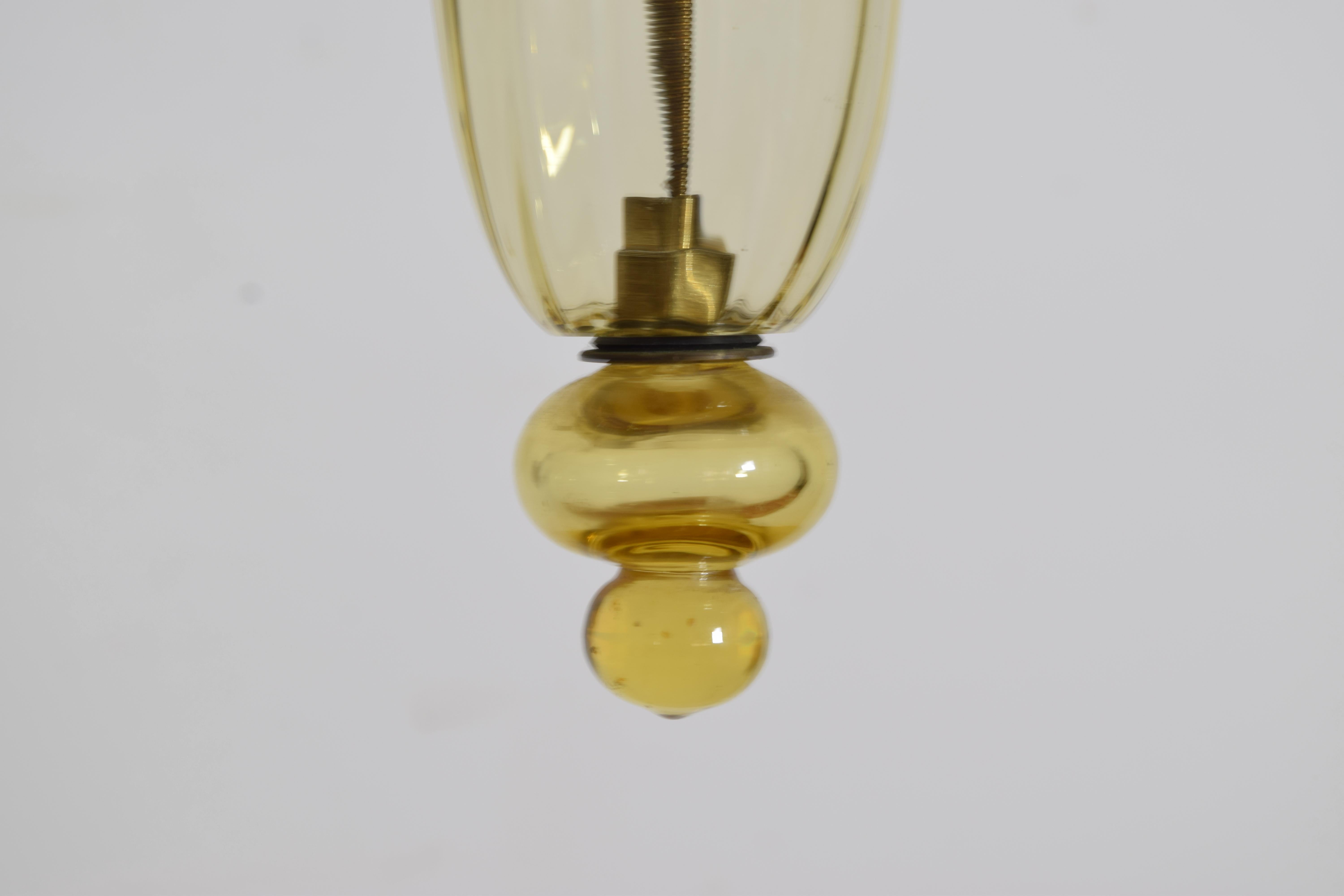 Lámpara de araña italiana, de Murano, de 3 luces, de vidrio soplado color ámbar, mediados del siglo XX en venta 4