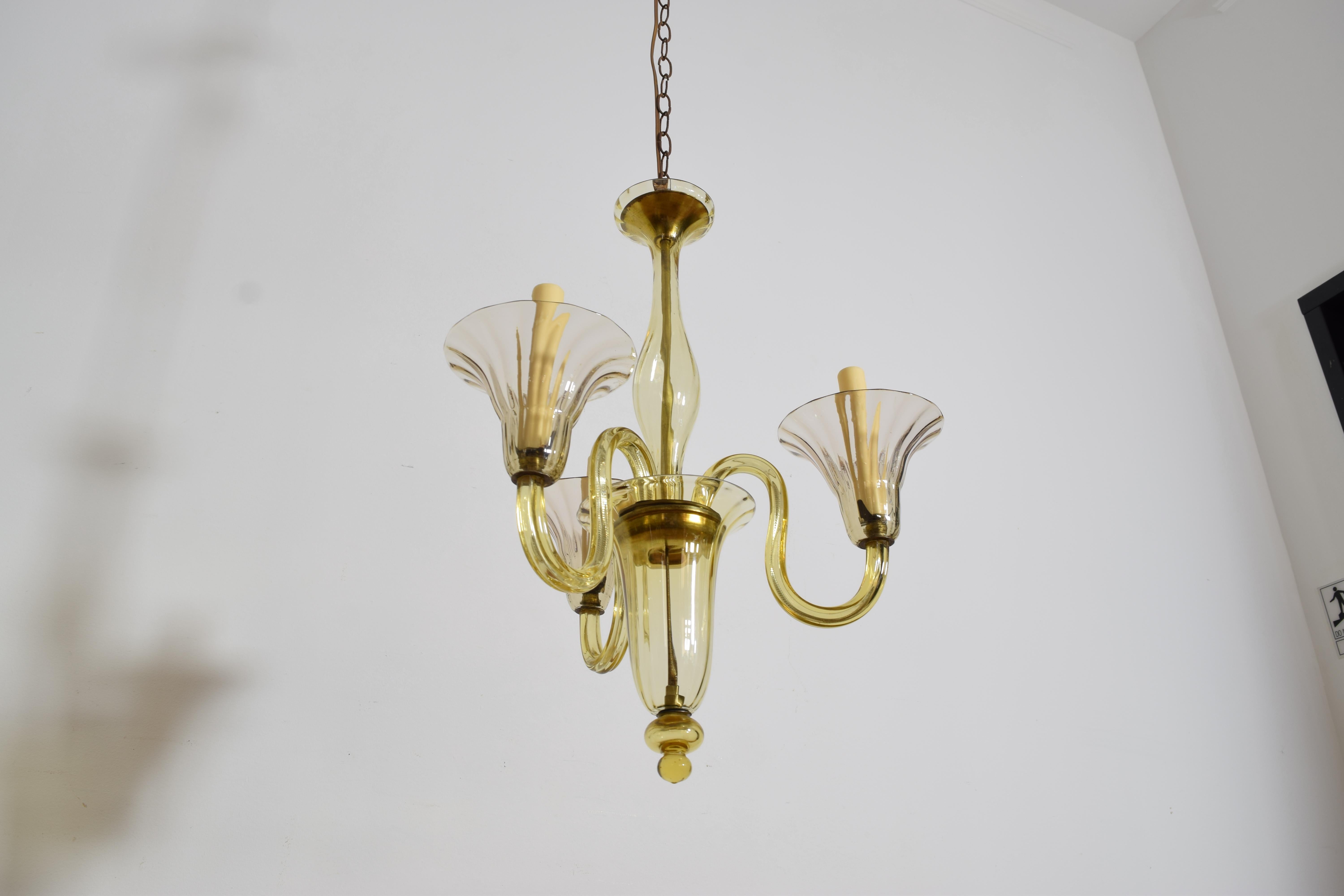 Lámpara de araña italiana, de Murano, de 3 luces, de vidrio soplado color ámbar, mediados del siglo XX en Bueno estado para la venta en Atlanta, GA