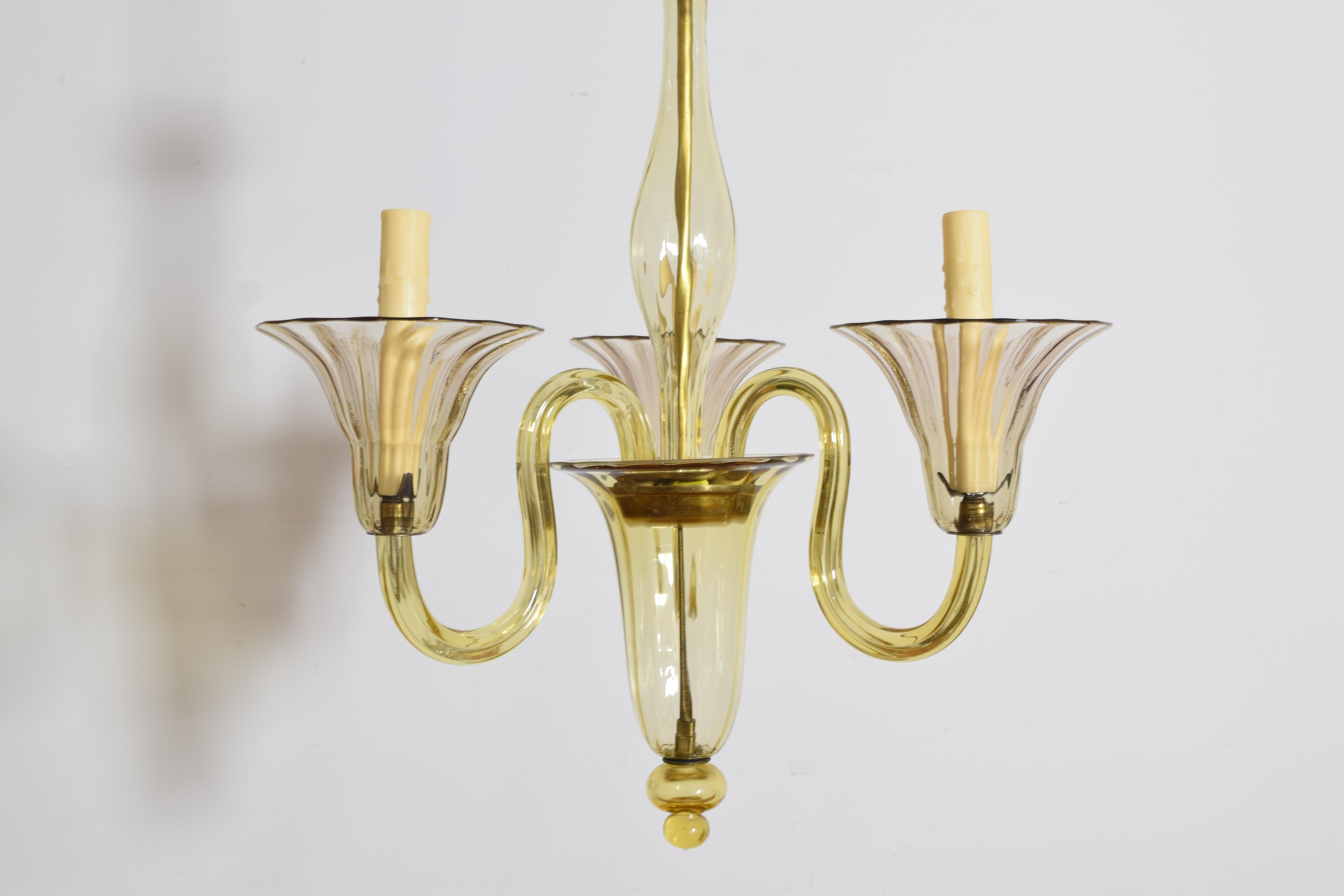 Lámpara de araña italiana, de Murano, de 3 luces, de vidrio soplado color ámbar, mediados del siglo XX Vidrio soplado en venta