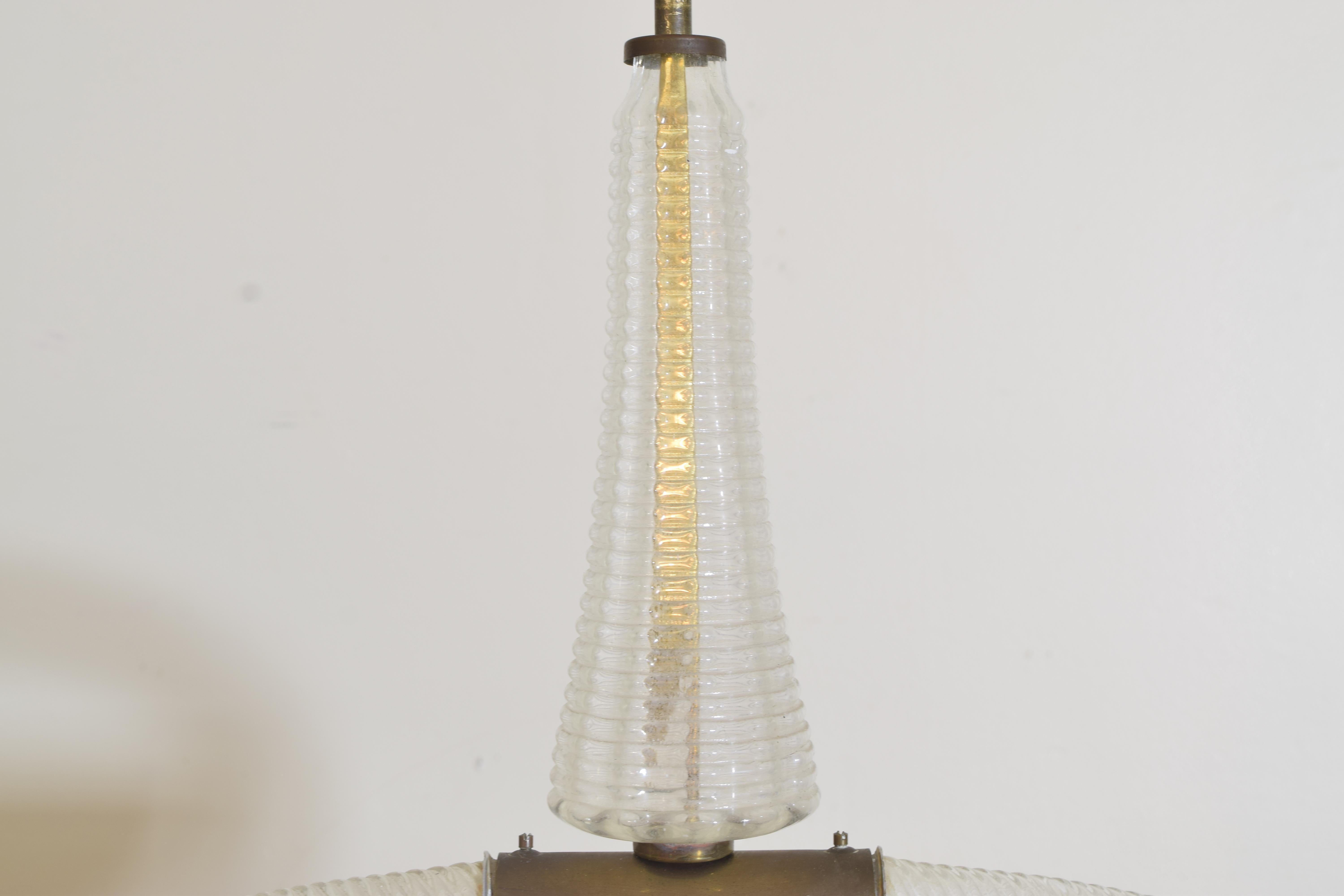 Italienischer 2-Licht-Kronleuchter aus Muranoglas, geblasenem und gegossenem Glas und Messing, Mitte des 20. Jahrhunderts (Geblasenes Glas) im Angebot